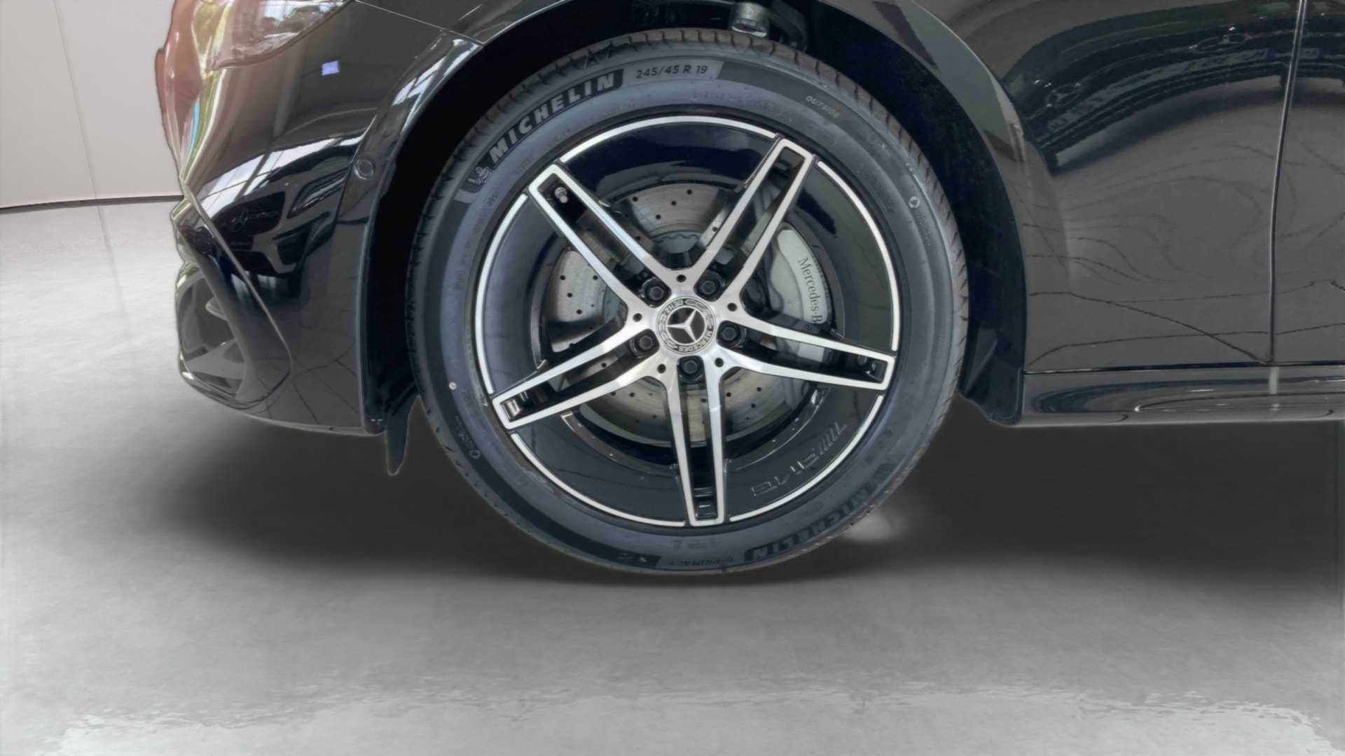 Mercedes-Benz Classe E 300 e Hybrid EQ 9G-Tronic AMG Line — Pneu avant gauche