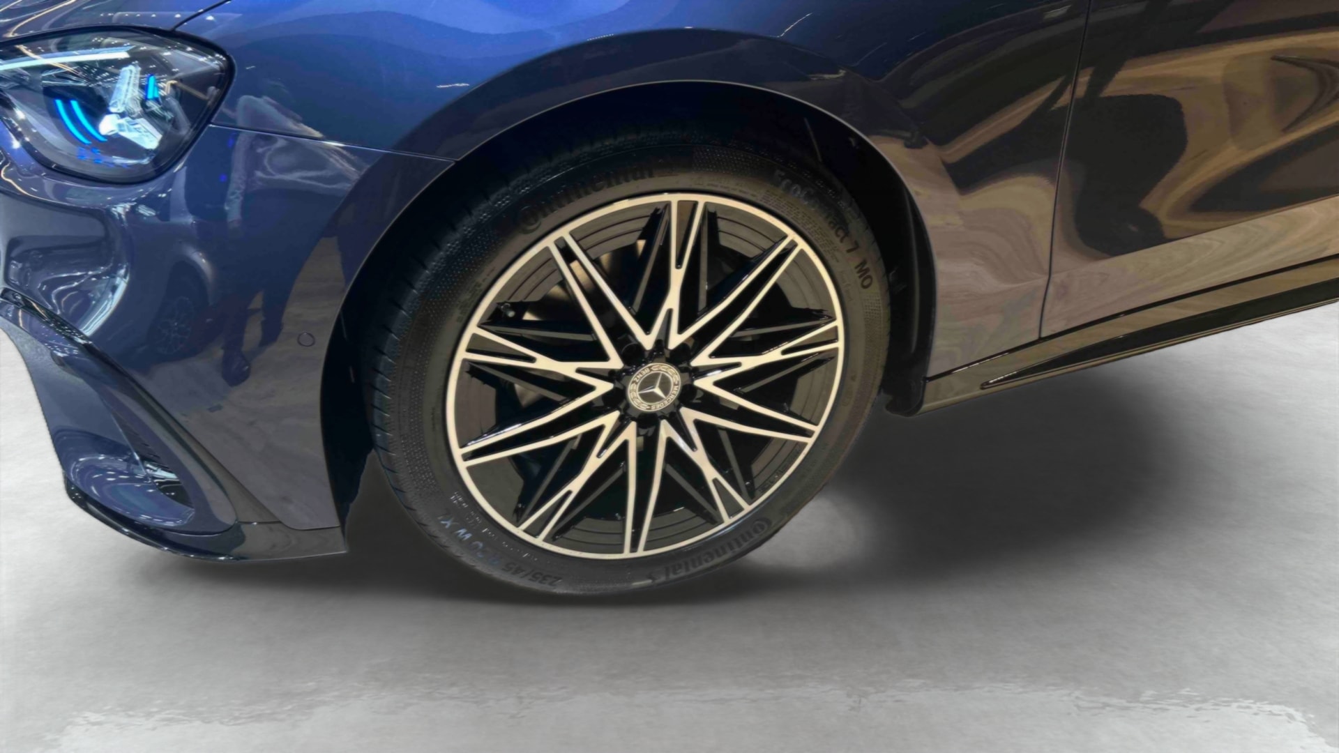 Mercedes-Benz Classe C 400 Electrique 4M AMG Line — Pneu avant gauche