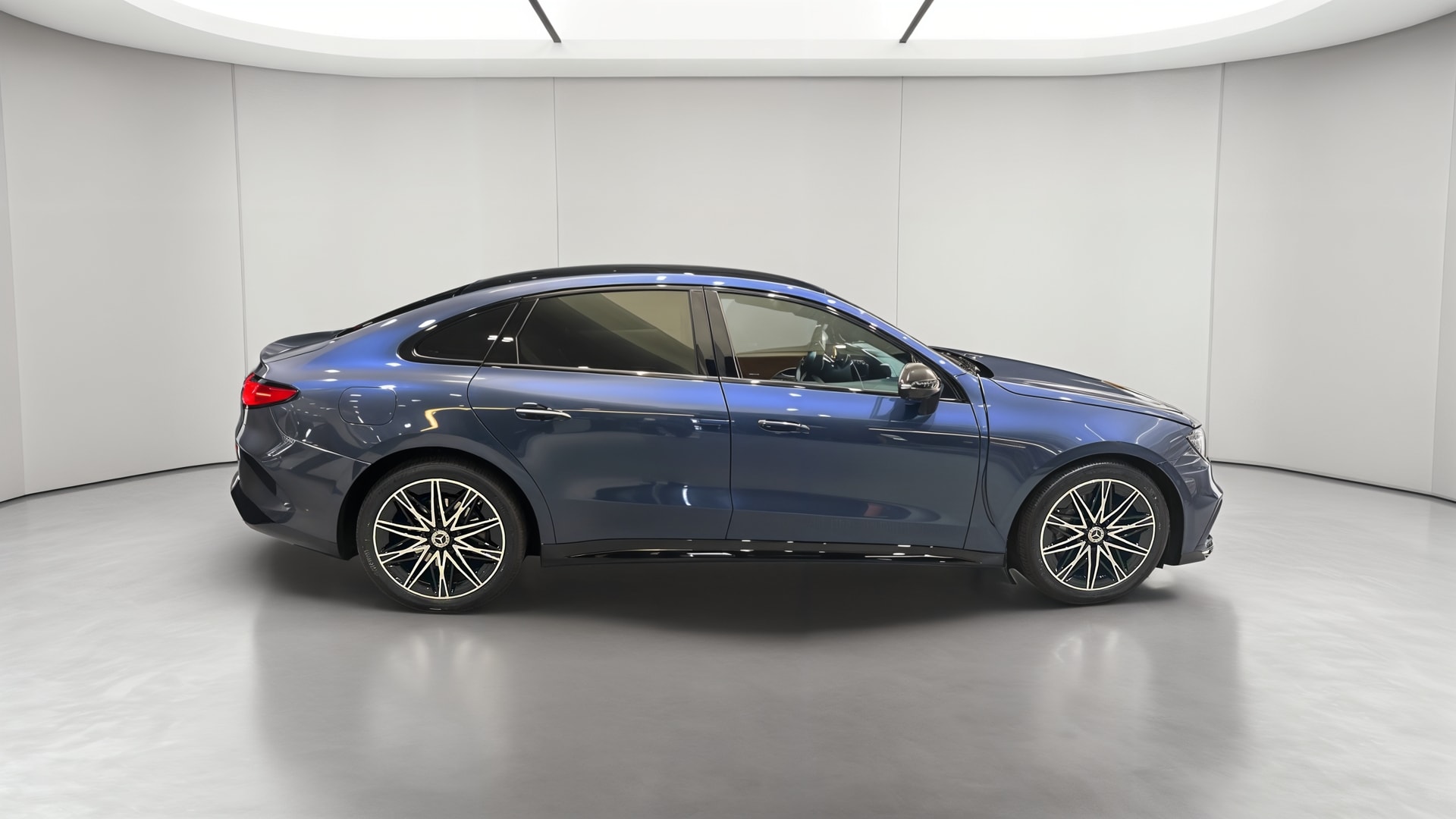Mercedes-Benz Classe C 400 Electrique 4M AMG Line — Profil droit