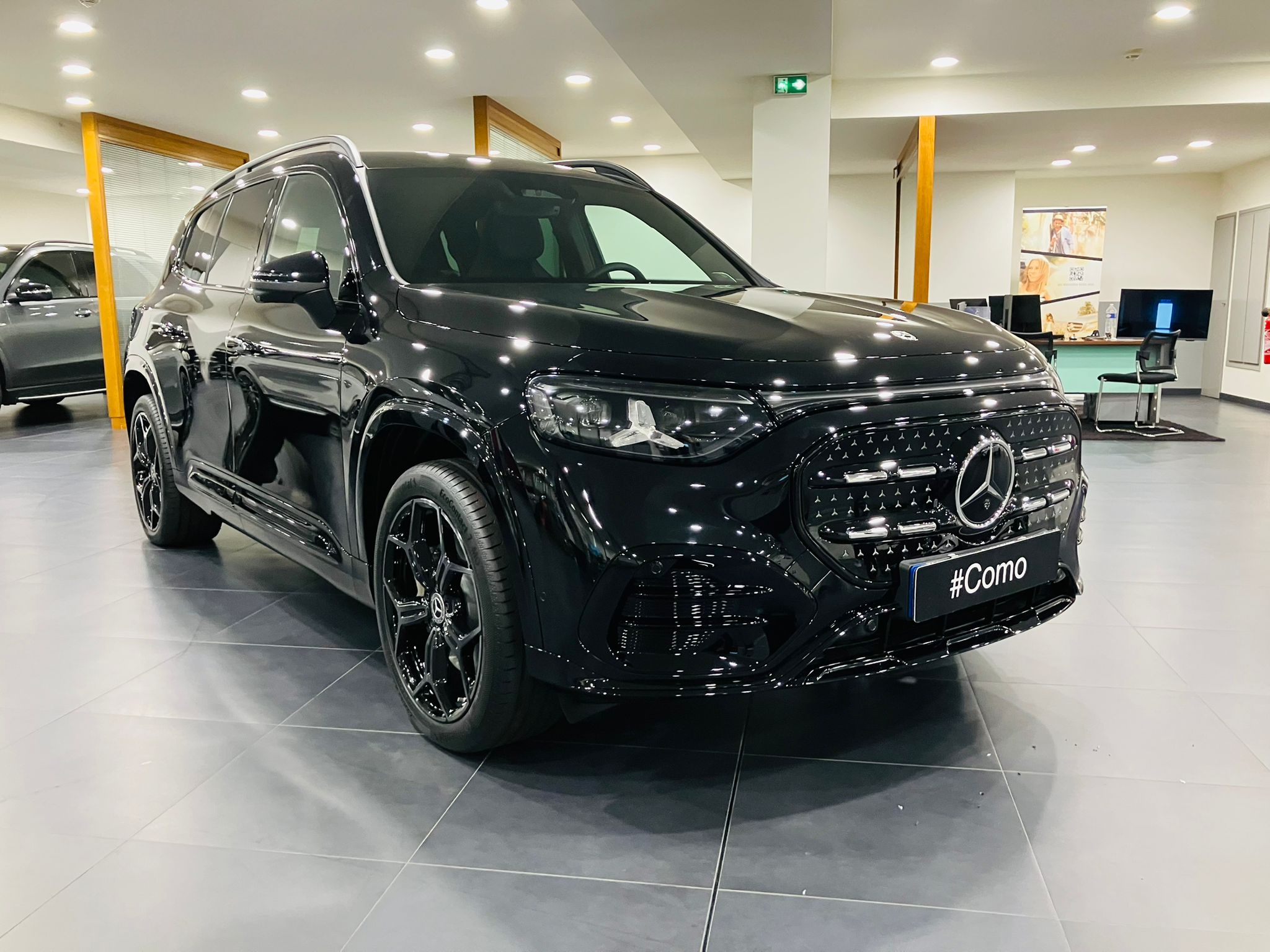 Mercedes-Benz GLB 250+ EQ Limited Edition — 3/4 avant droit