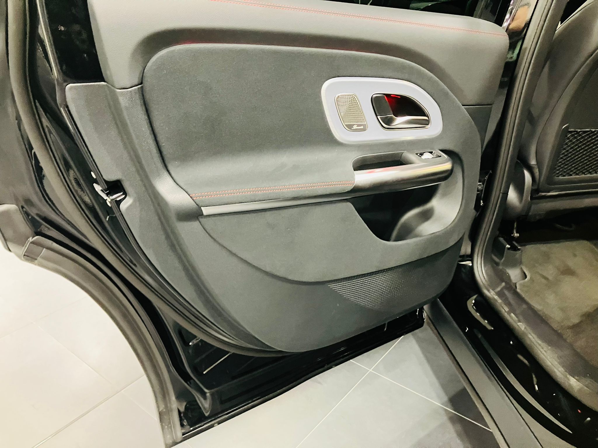 Mercedes-Benz GLB 250+ EQ Limited Edition — Panneau de porte arrière gauche