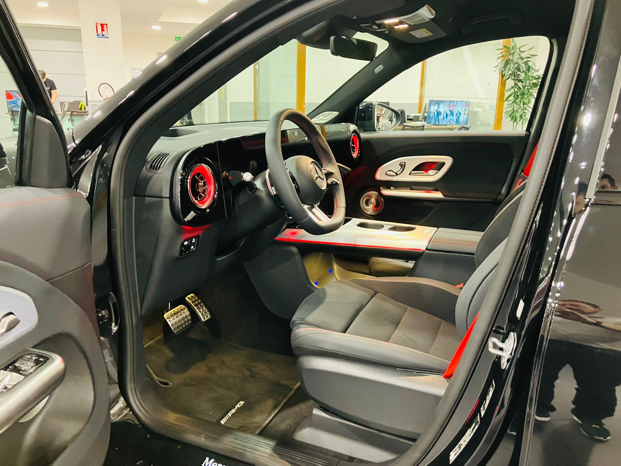Mercedes-Benz GLB 250+ EQ Limited Edition — Intérieur conducteur