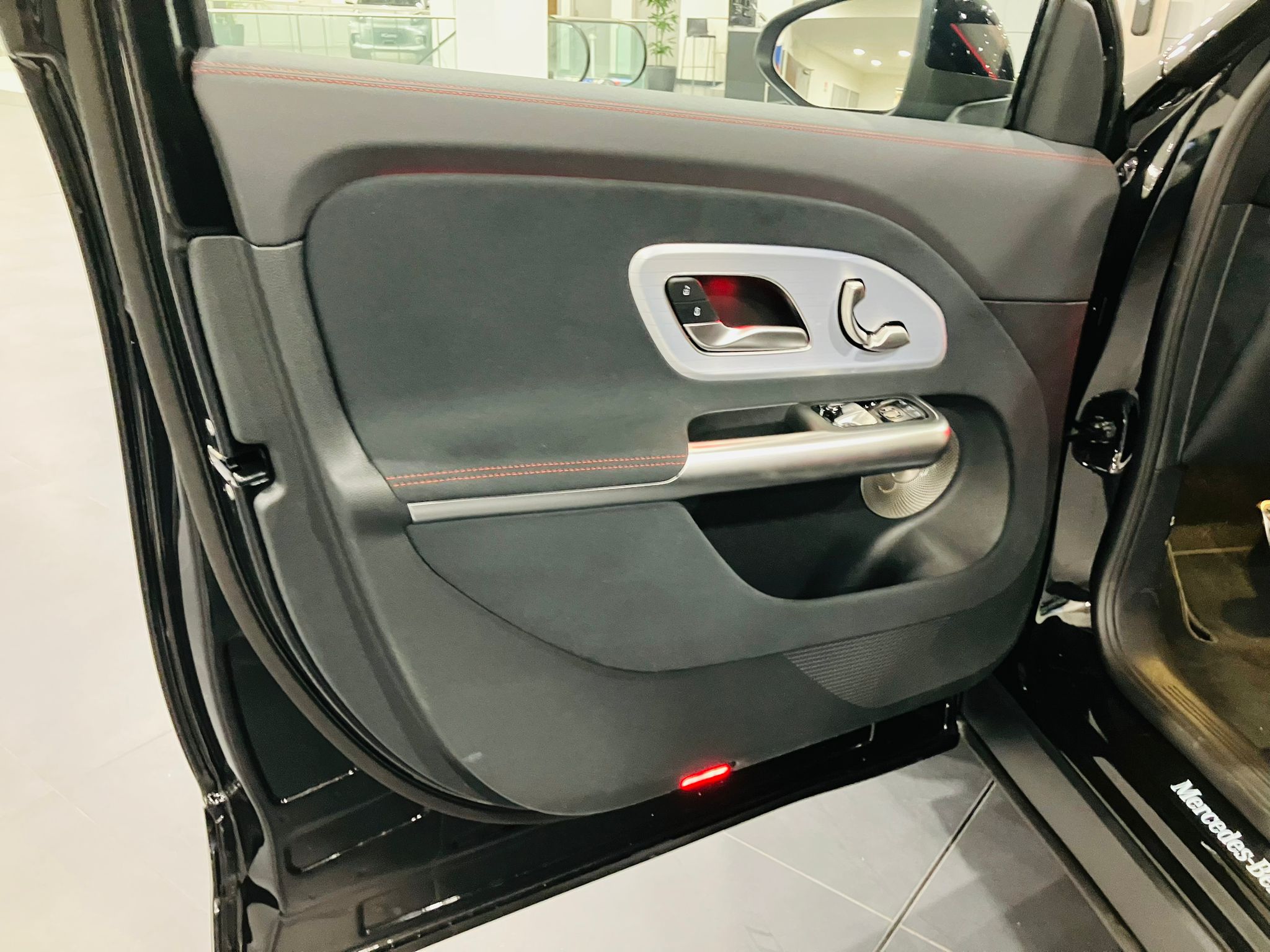Mercedes-Benz GLB 250+ EQ Limited Edition — Panneau de porte avant gauche