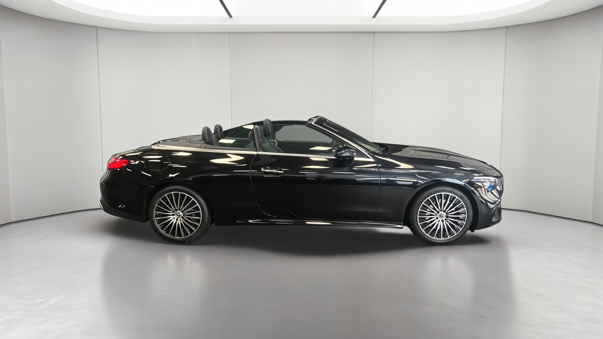 Mercedes-Benz CLE Cabriolet 200 9G-Tronic AMG Line — Profil droit