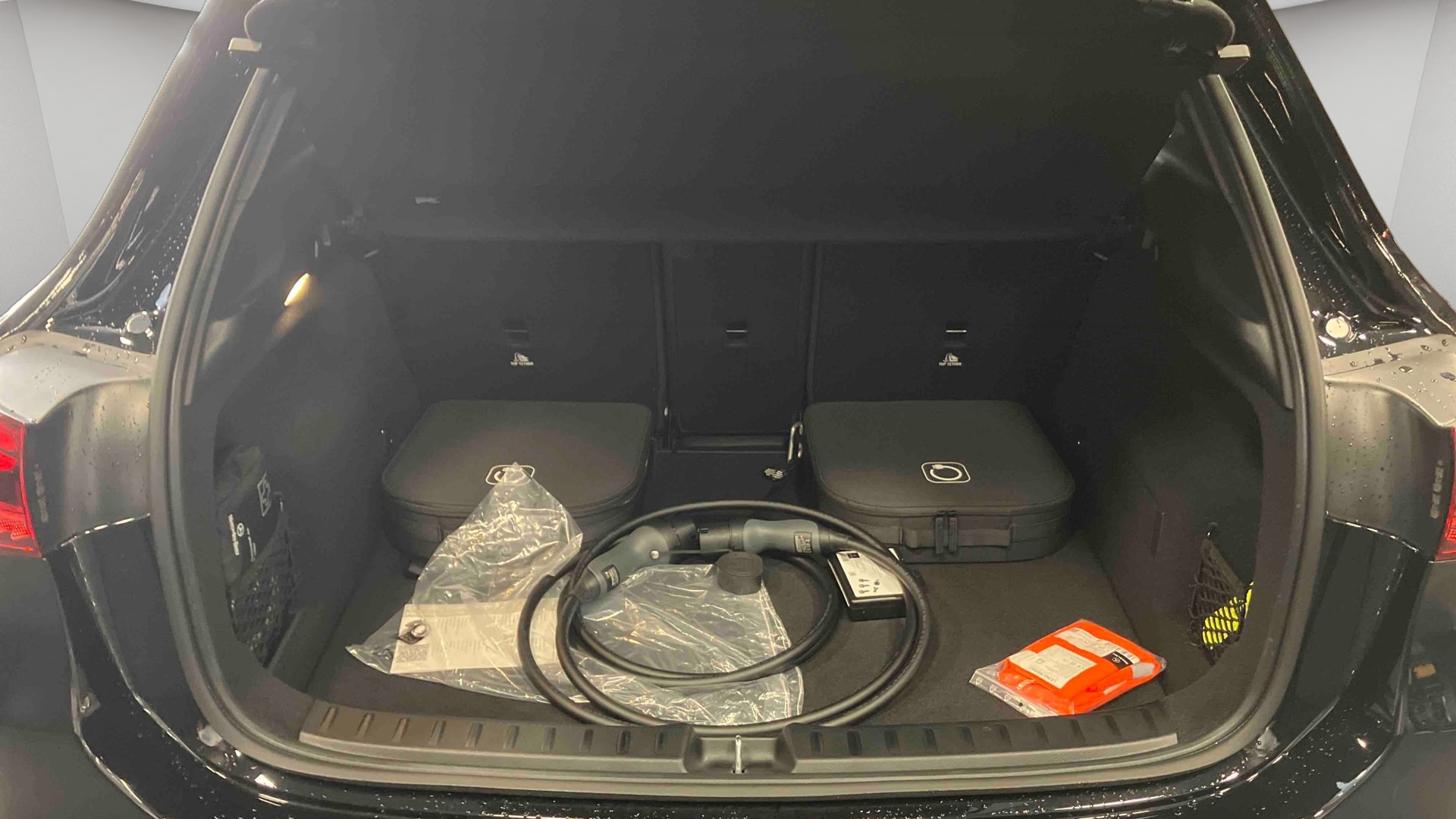 Mercedes-Benz GLA 250 e Hybrid EQ 8G-DCT AMG Line — Coffre