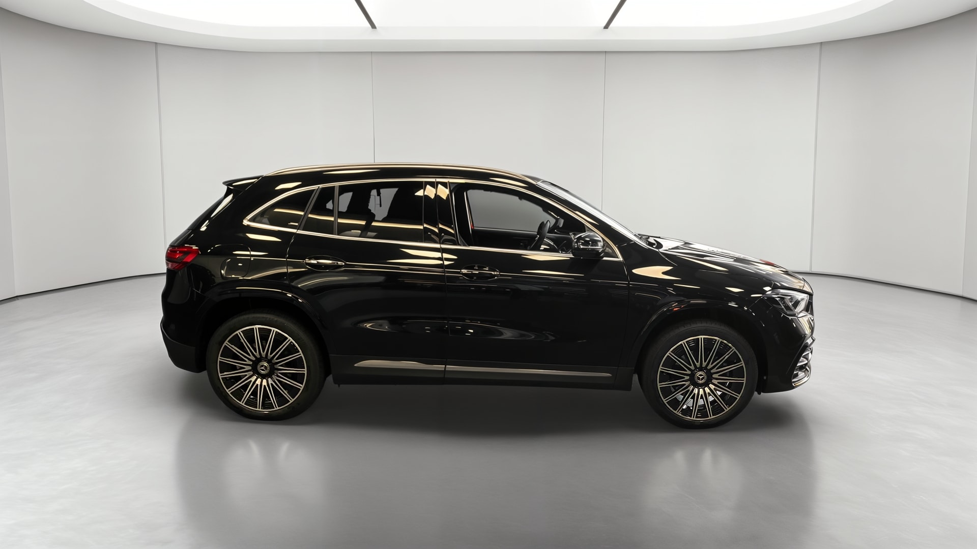 Mercedes-Benz GLA 250 e Hybrid EQ 8G-DCT AMG Line — Profil droit