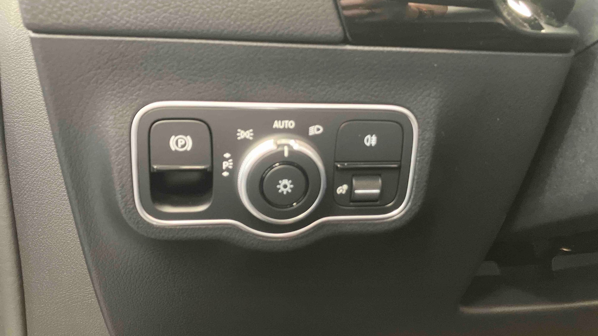Mercedes-Benz GLA 250 e Hybrid EQ 8G-DCT AMG Line — photo 16