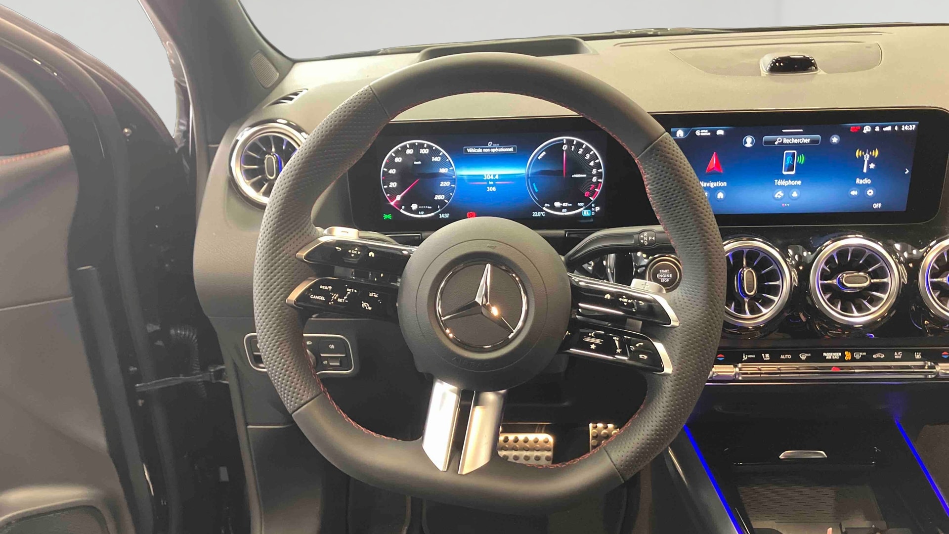 Mercedes-Benz GLA 250 e Hybrid EQ 8G-DCT AMG Line — Poste de pilotage