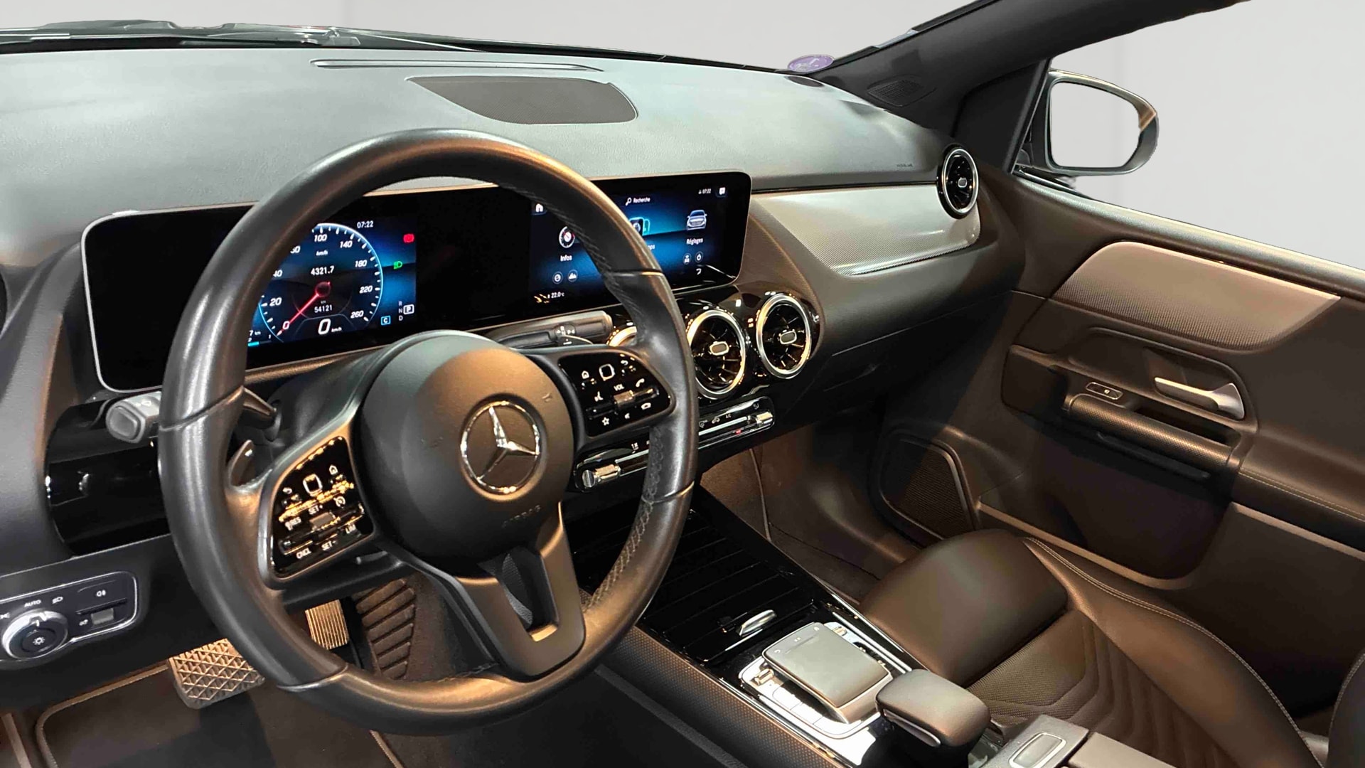 Mercedes-Benz Classe B 180 7G-DCT Style Line Edition — Planche de bord
