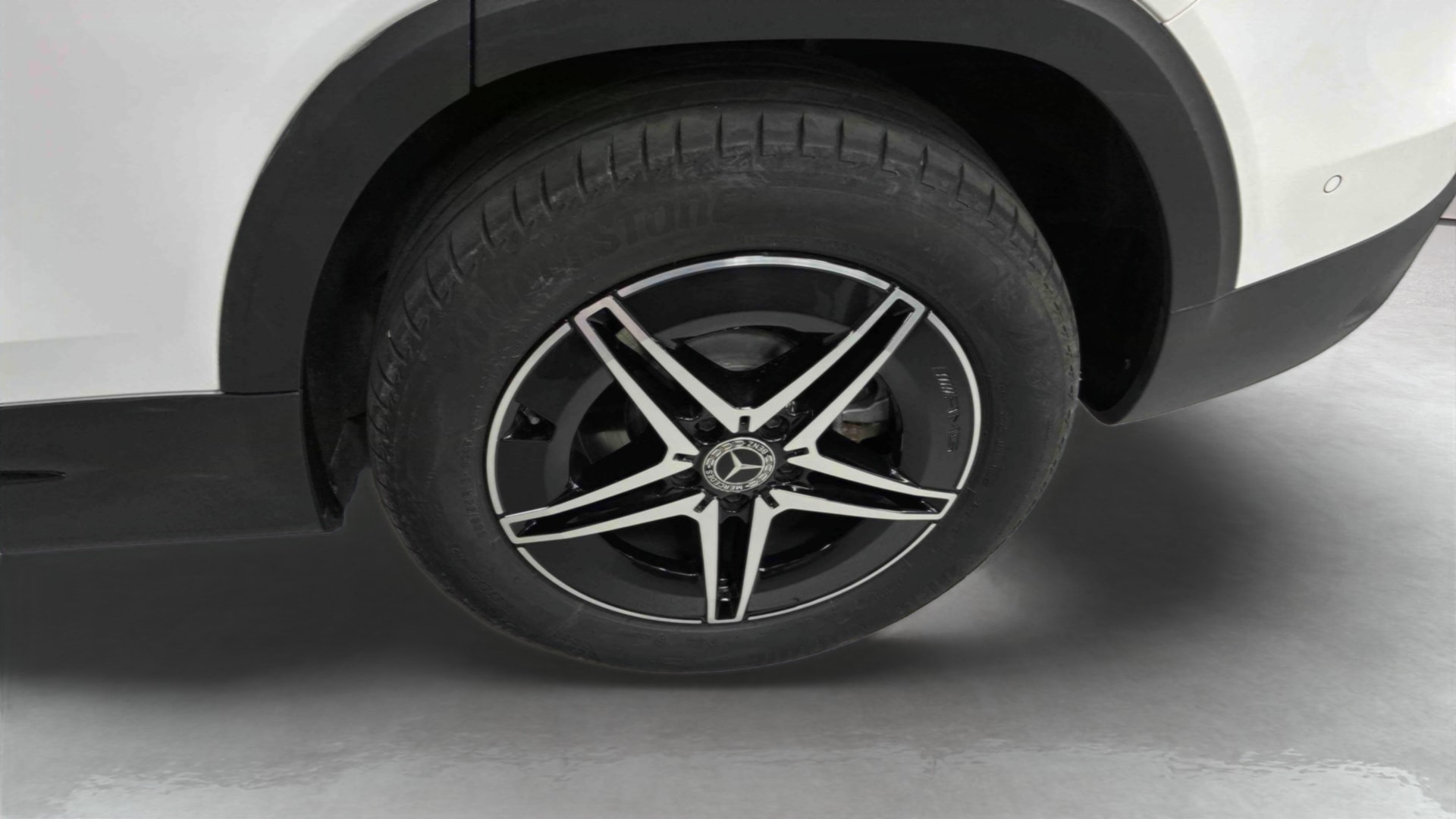 Mercedes-Benz EQB 350 4Matic AMG Line — Pneu avant gauche