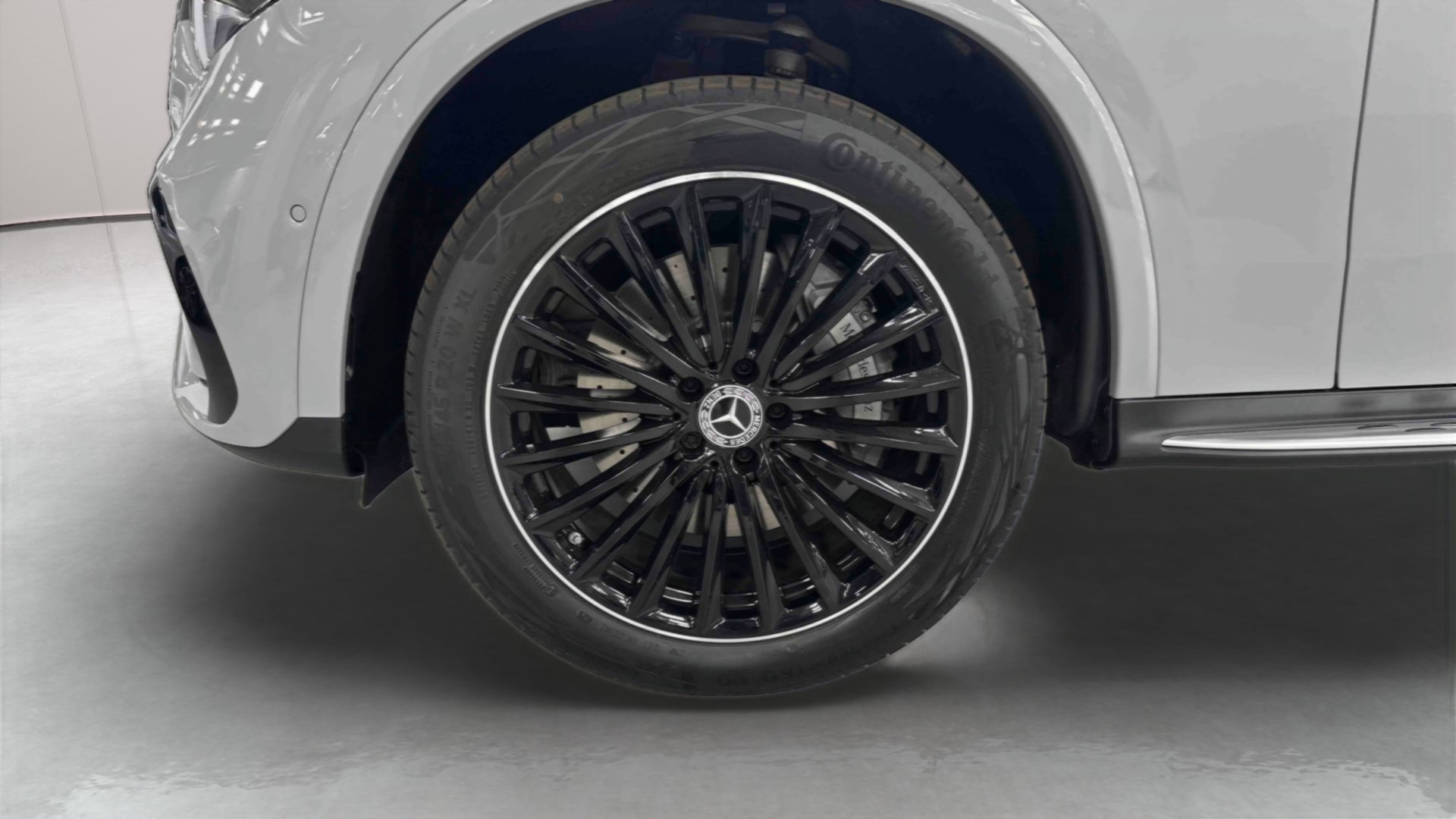 Mercedes-Benz GLC 300 e Hybrid EQ 4Matic AMG Line + — Pneu avant gauche