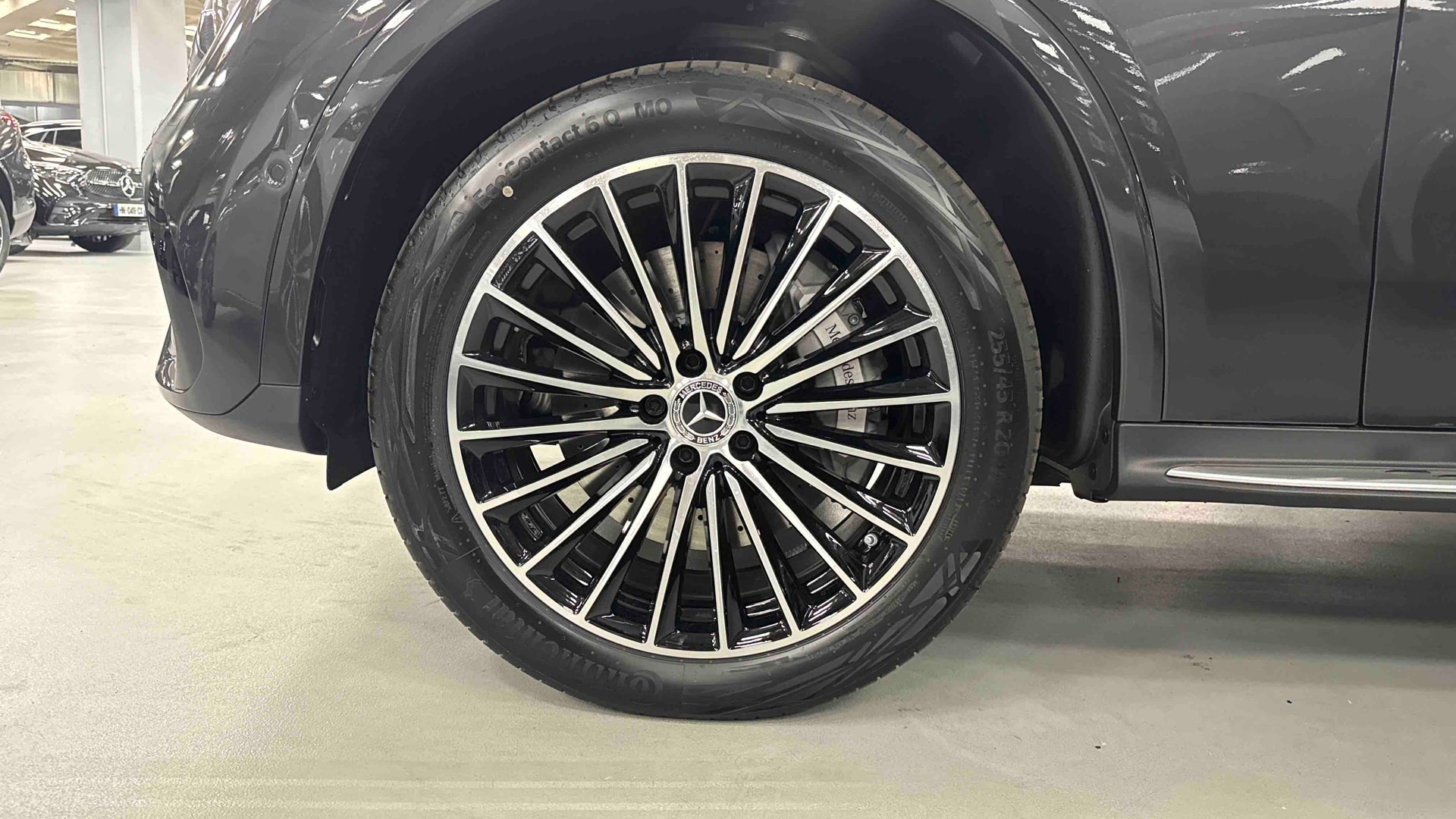 Mercedes-Benz GLC 300 e Hybrid EQ 4Matic AMG Line + — Pneu avant gauche