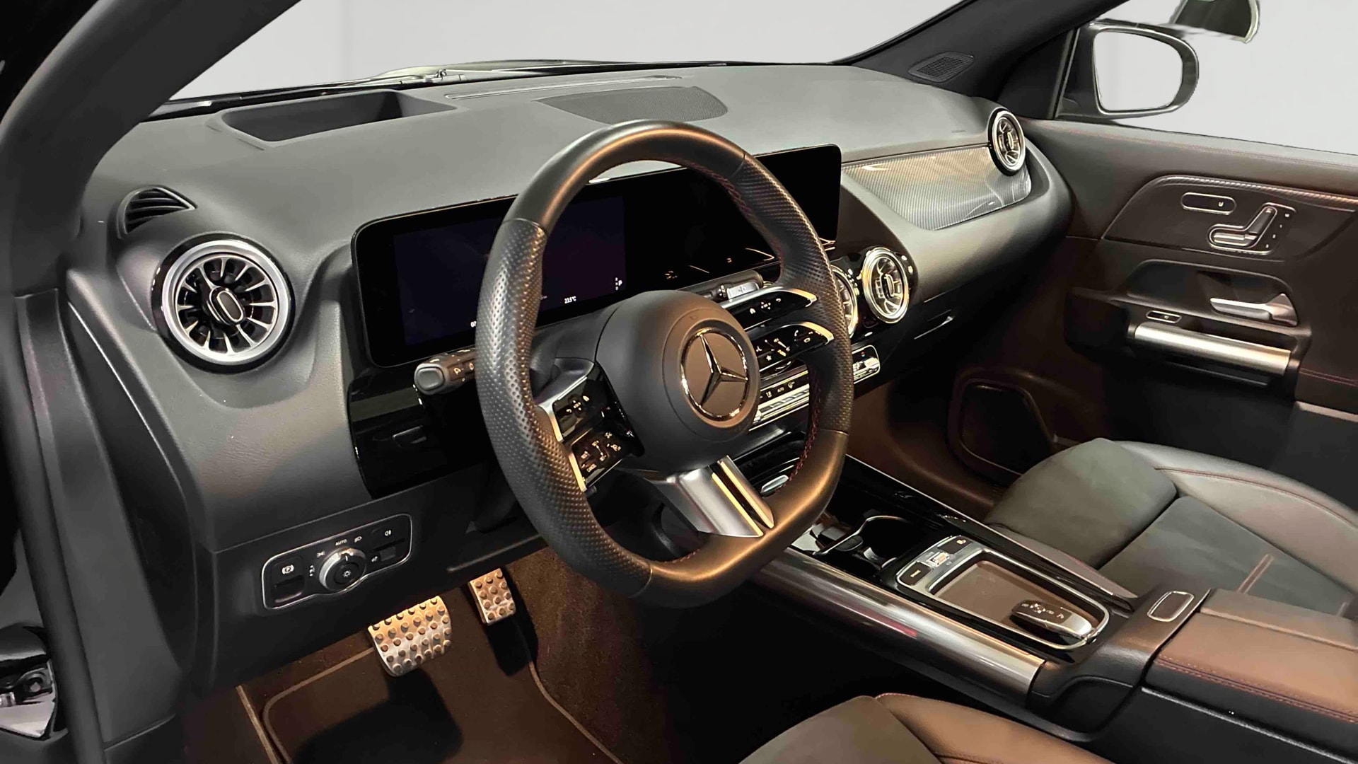Mercedes-Benz GLA 200 7G-DCT AMG Line — Poste de pilotage
