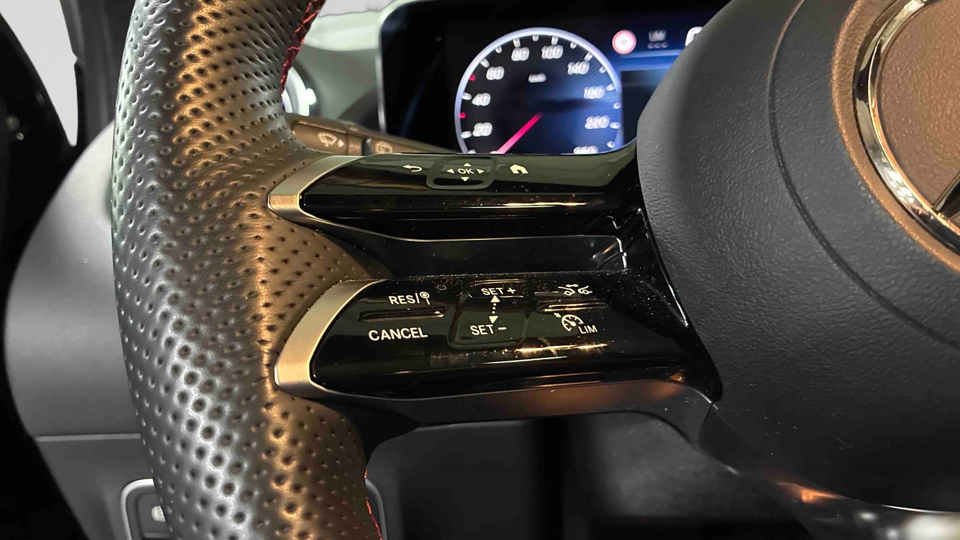 Mercedes-Benz GLA 200 7G-DCT AMG Line — photo 19