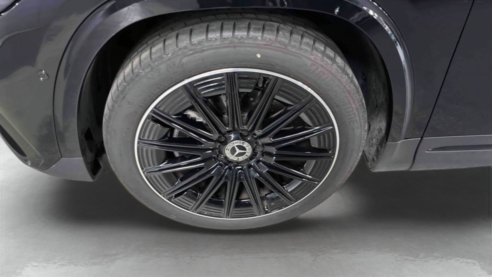 Mercedes-Benz GLA 200 7G-DCT AMG Line — Pneu avant gauche