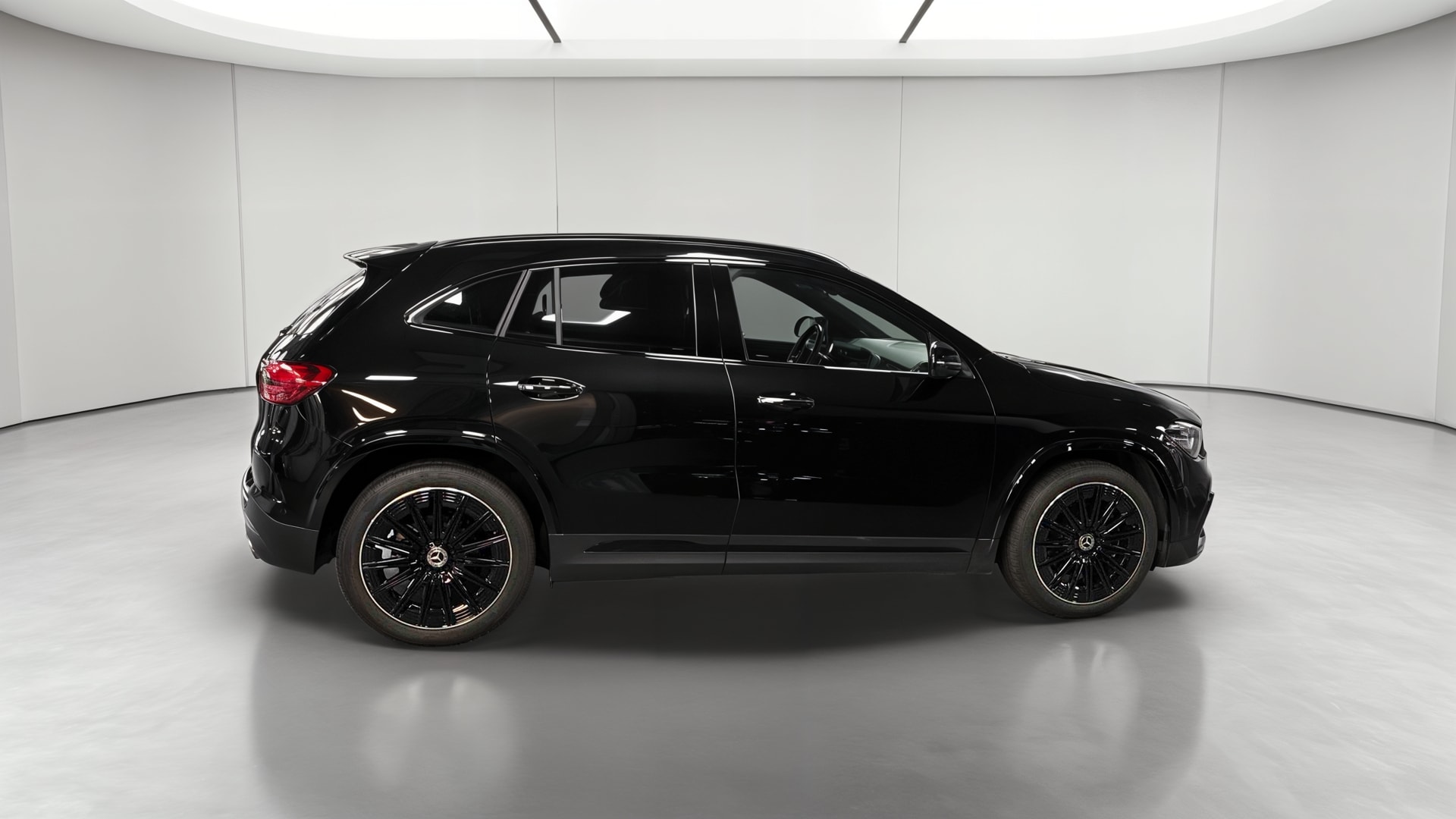Mercedes-Benz GLA 200 7G-DCT AMG Line — Profil droit