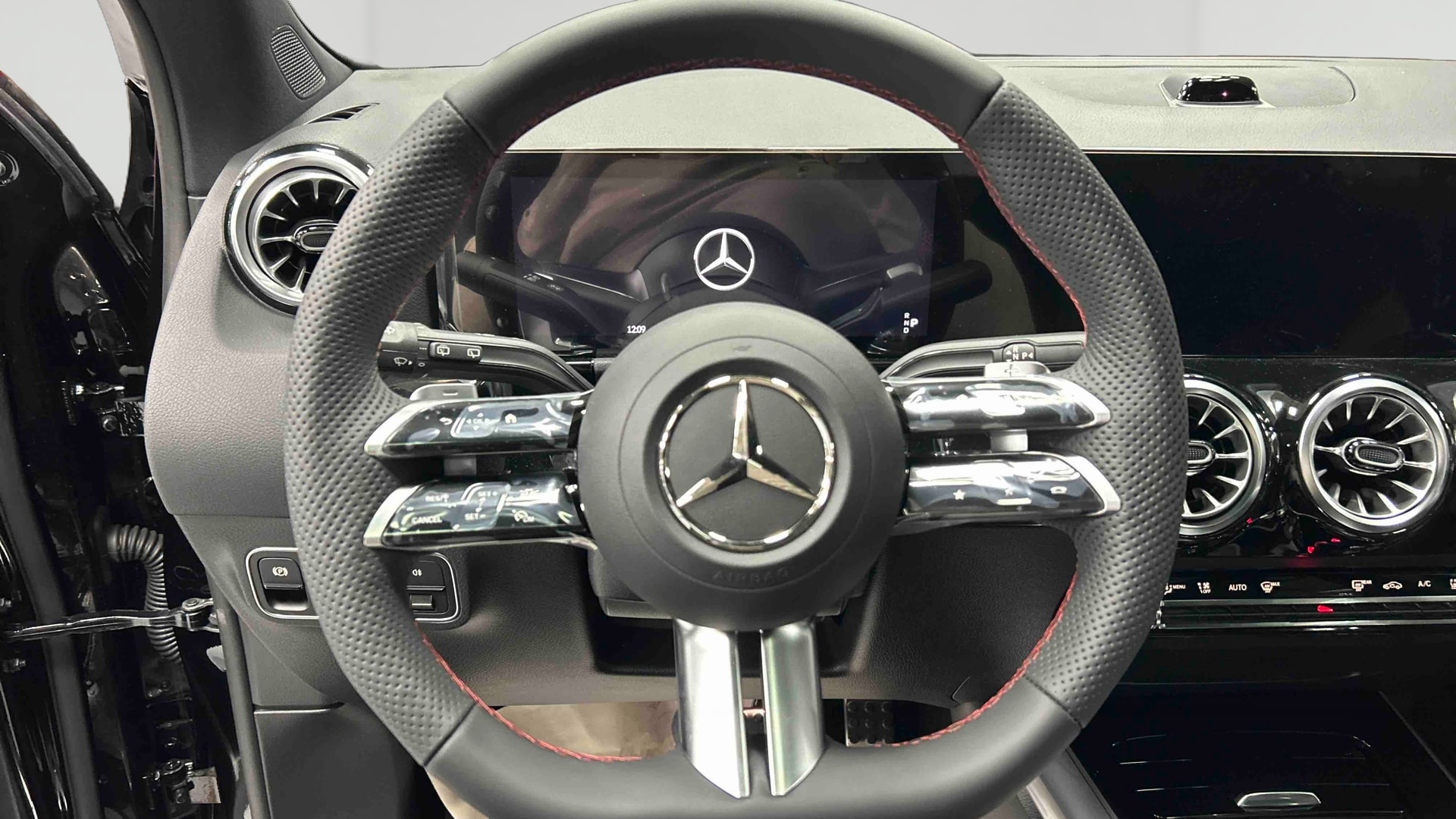 Mercedes-Benz GLA 250 e Hybrid EQ 8G-DCT Edition 140 — Poste de pilotage