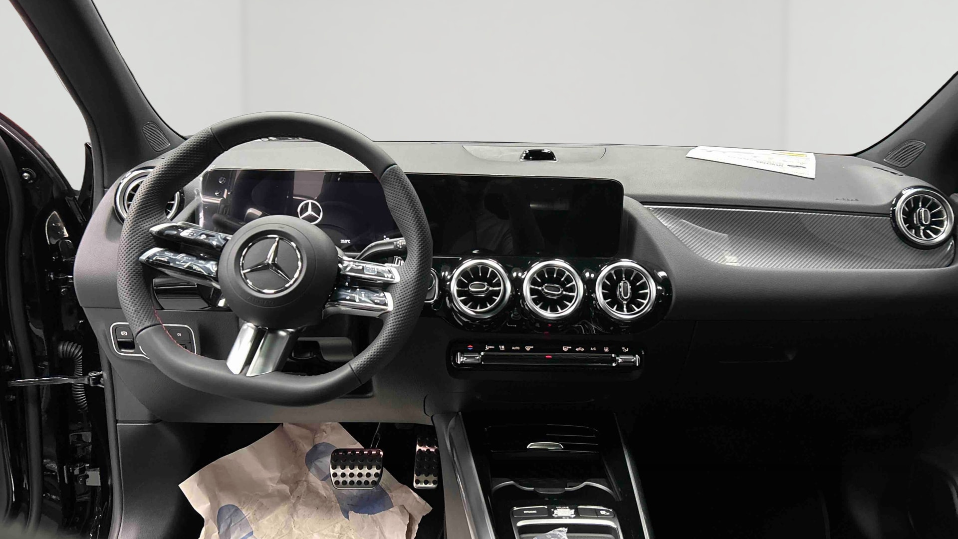 Mercedes-Benz GLA 250 e Hybrid EQ 8G-DCT Edition 140 — Planche de bord