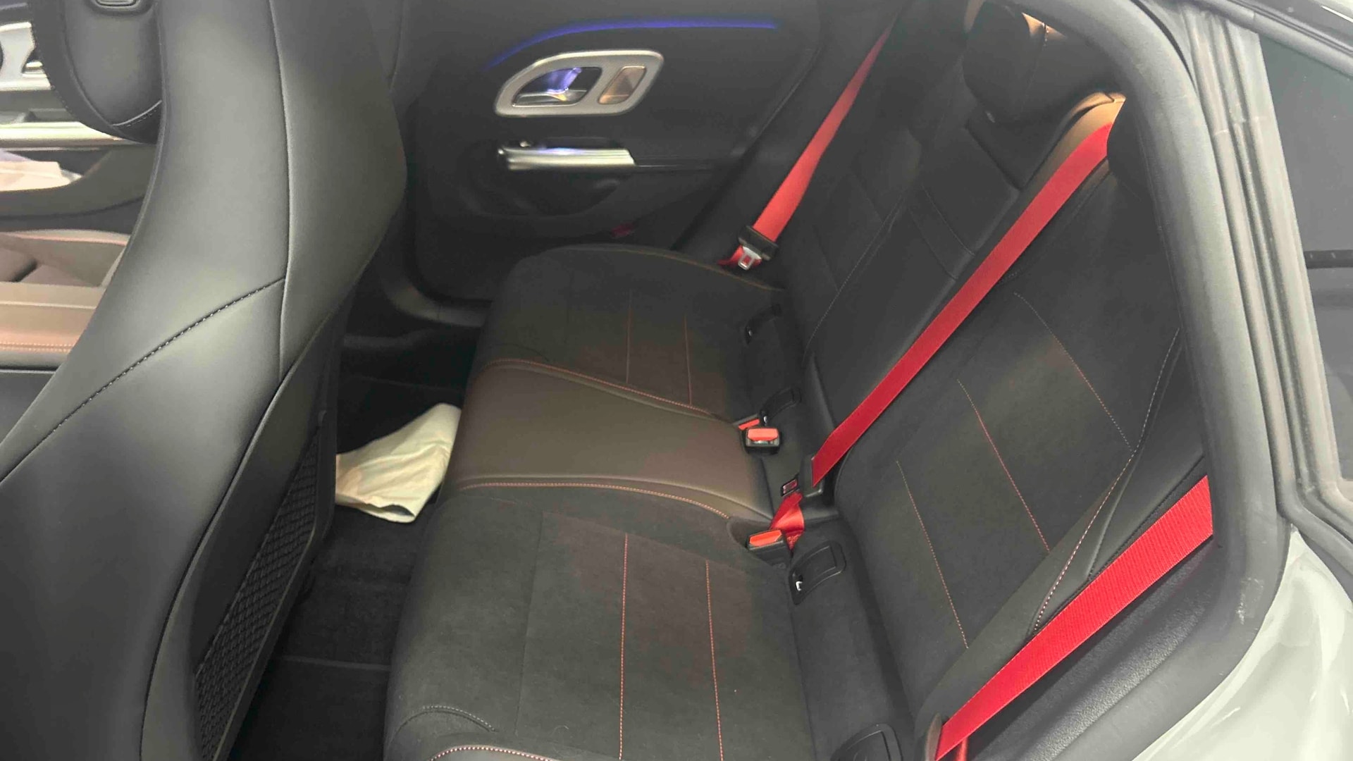 Mercedes-Benz CLA 200 8F-eDCT Business Line Executive — Siège arrière gauche