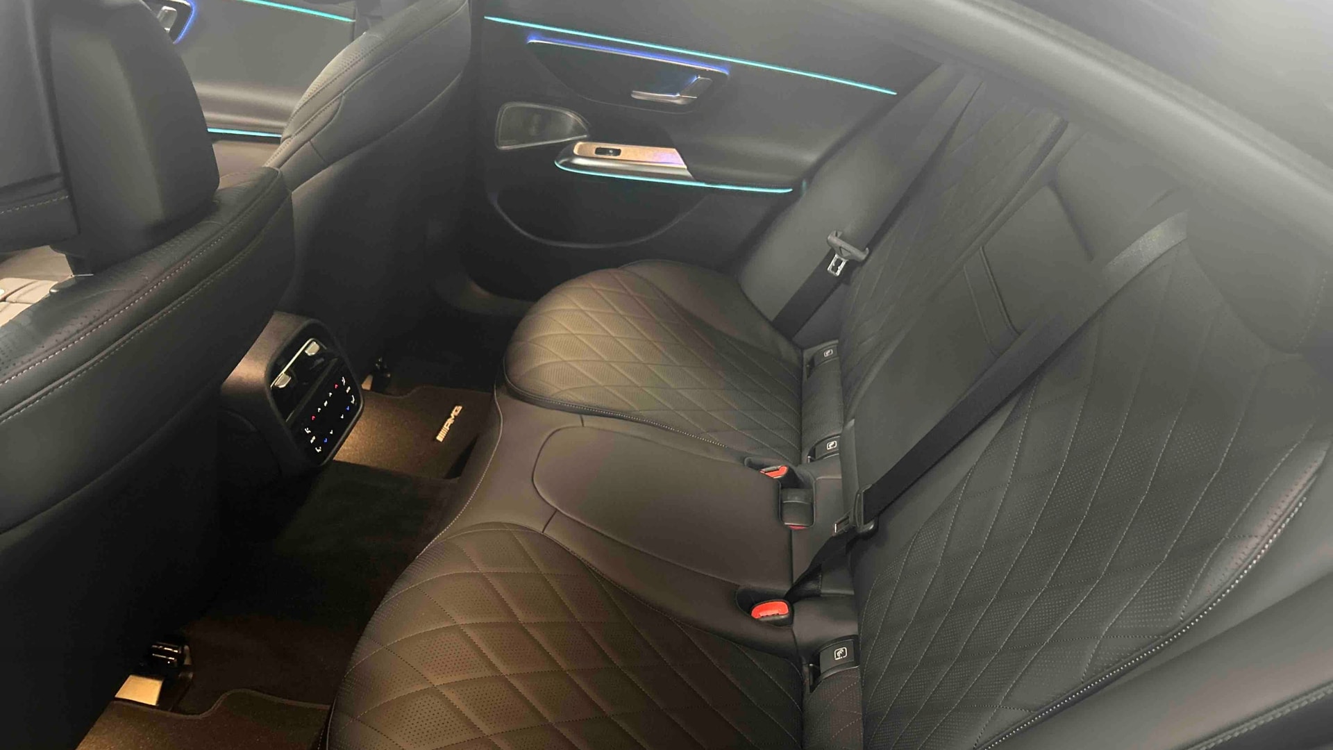 Mercedes-Benz Classe E 300 e Hybrid EQ 9G-Tronic 4MATIC AMG Line + — Siège arrière gauche