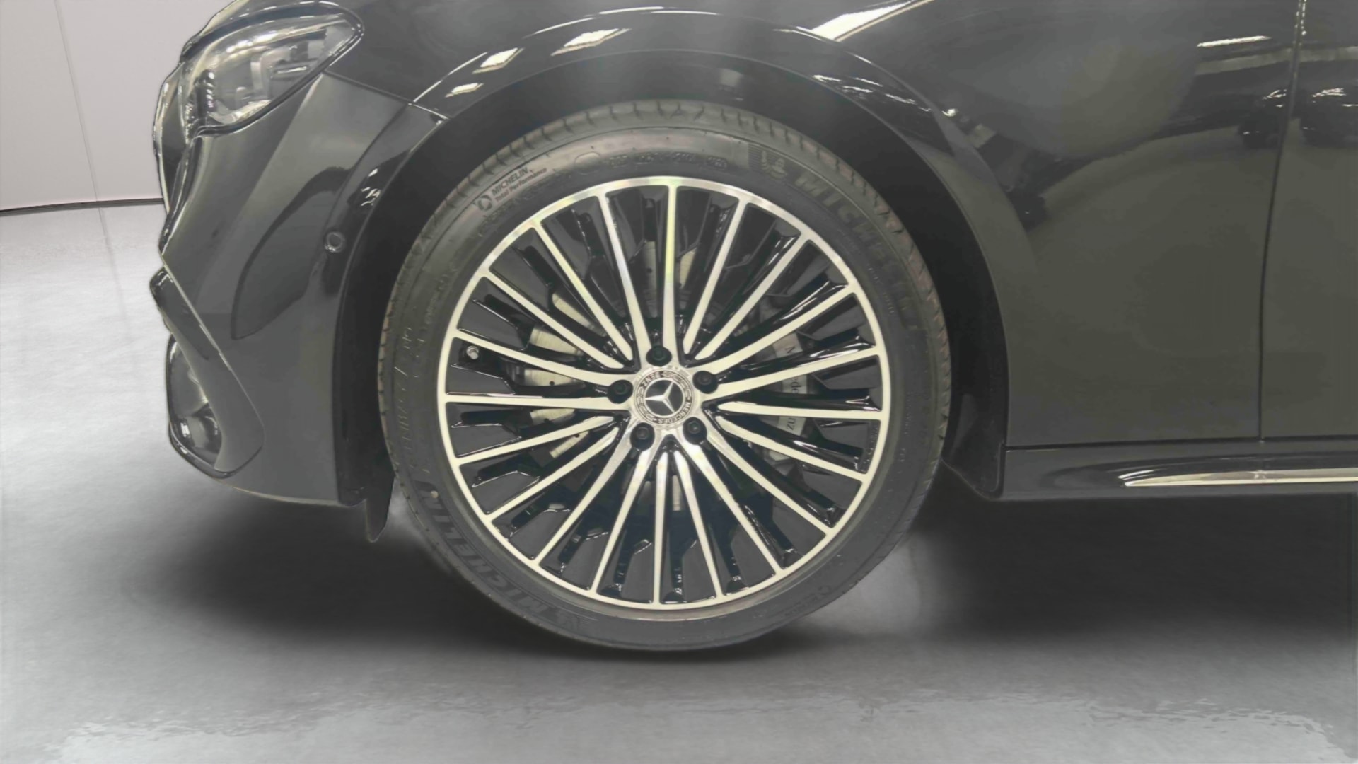 Mercedes-Benz Classe E 300 e Hybrid EQ 9G-Tronic 4MATIC AMG Line + — Pneu avant gauche