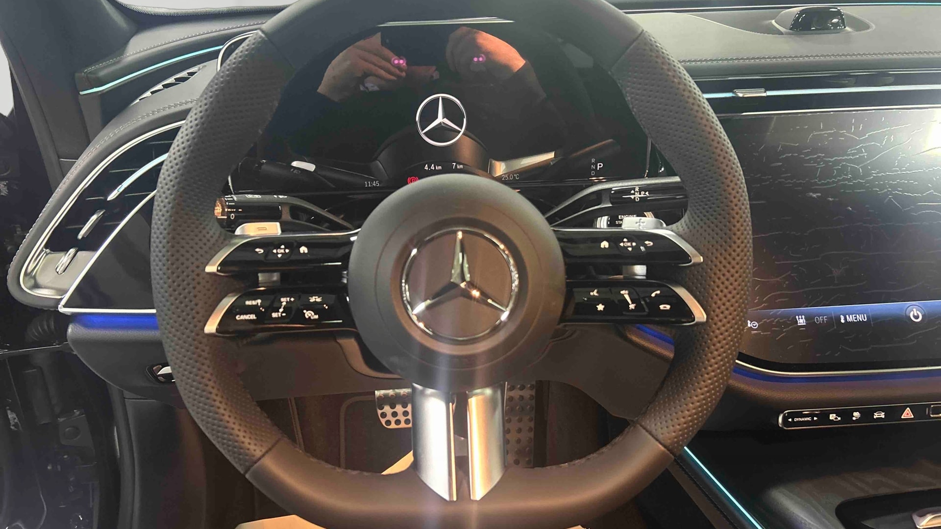 Mercedes-Benz Classe E 300 e Hybrid EQ 9G-Tronic 4MATIC AMG Line + — Poste de pilotage