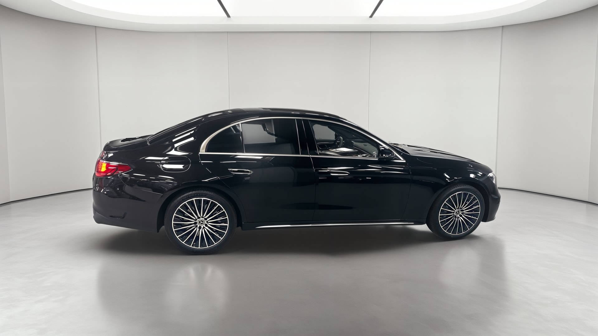 Mercedes-Benz Classe E 300 e Hybrid EQ 9G-Tronic 4MATIC AMG Line + — Profil droit