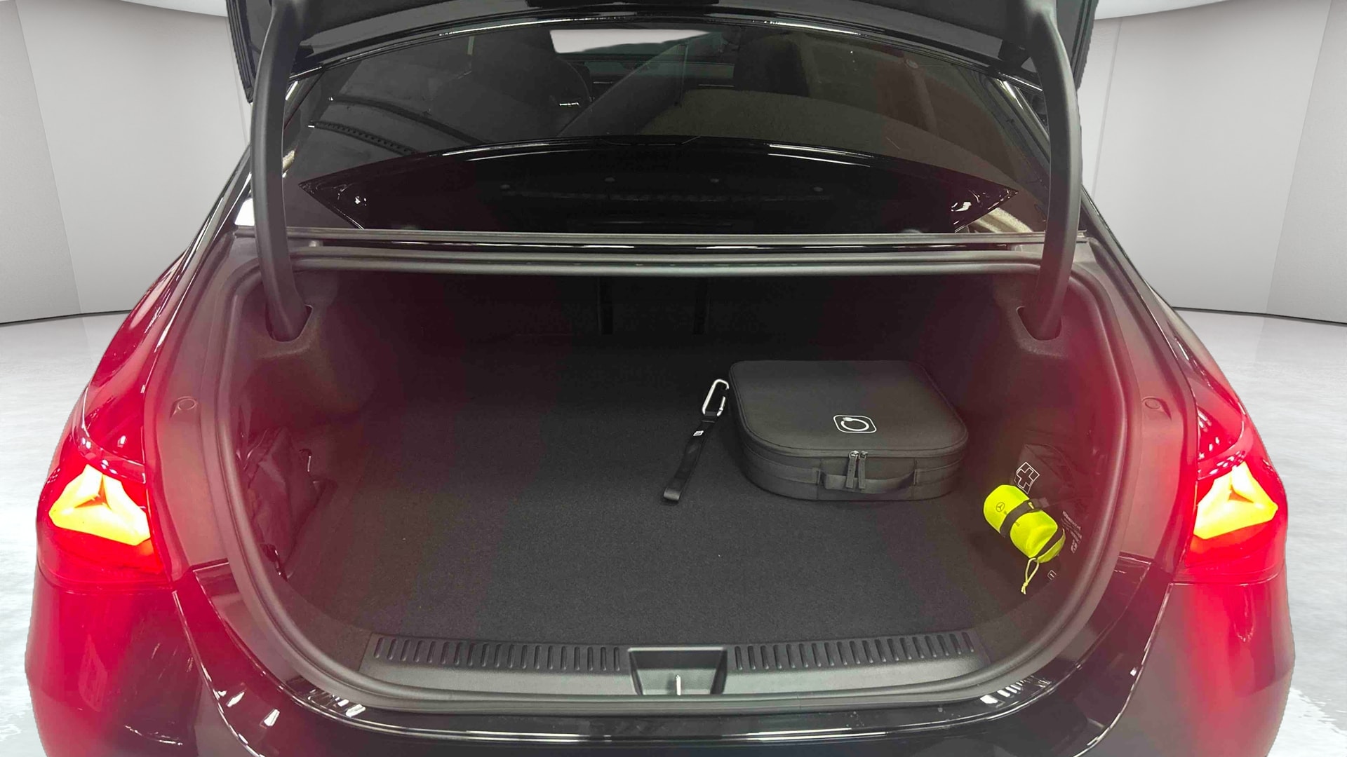 Mercedes-Benz Classe E 300 e Hybrid EQ 9G-Tronic 4MATIC AMG Line + — Coffre
