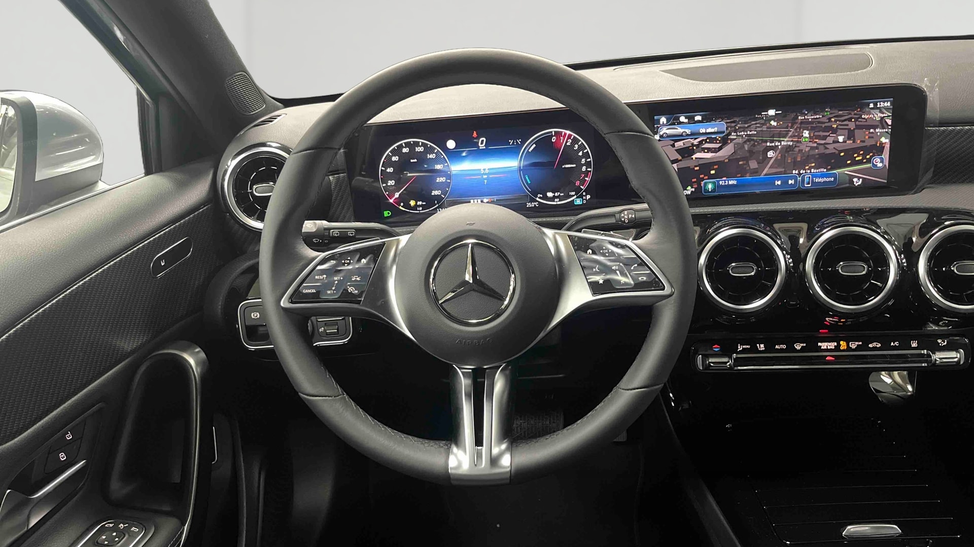 Mercedes-Benz Classe A 250 e Hybrid EQ Progressive Line — Poste de pilotage