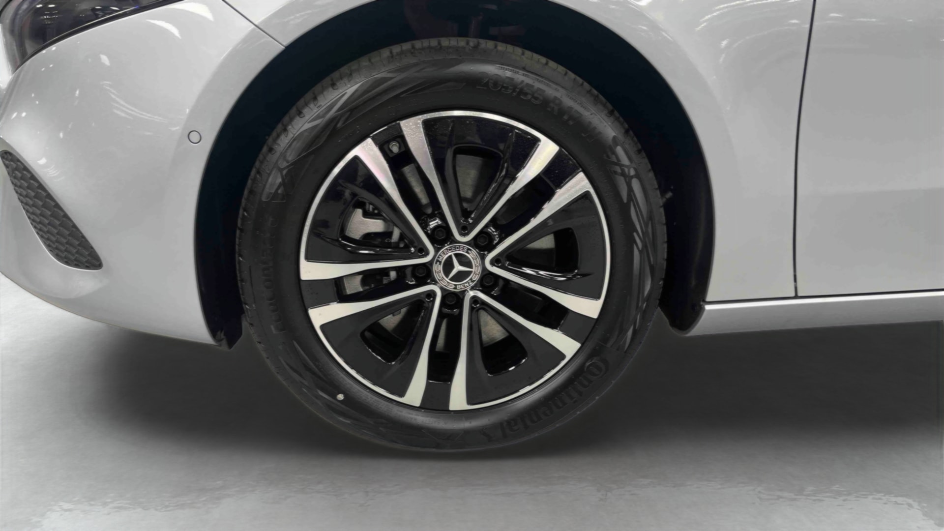 Mercedes-Benz Classe A 250 e Hybrid EQ Progressive Line — Pneu avant gauche