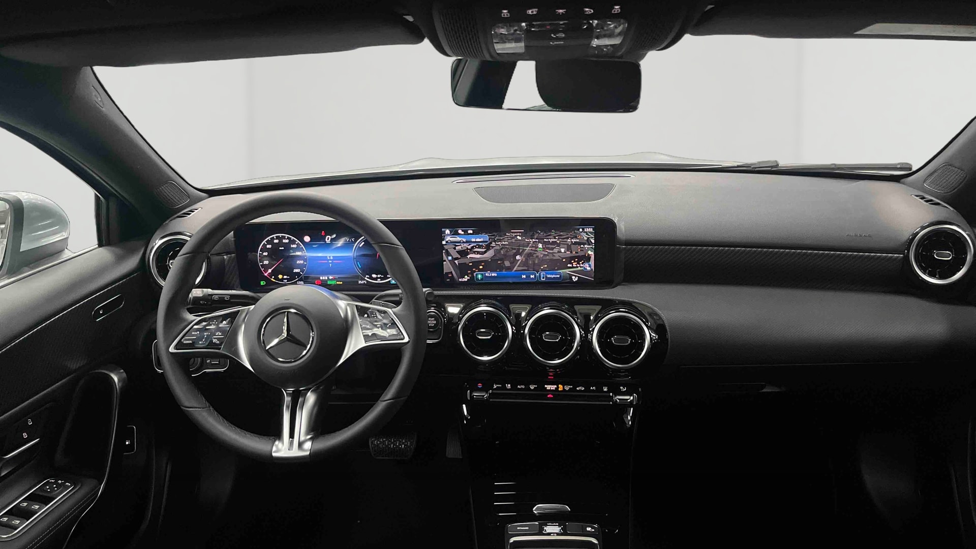 Mercedes-Benz Classe A 250 e Hybrid EQ Progressive Line — Planche de bord