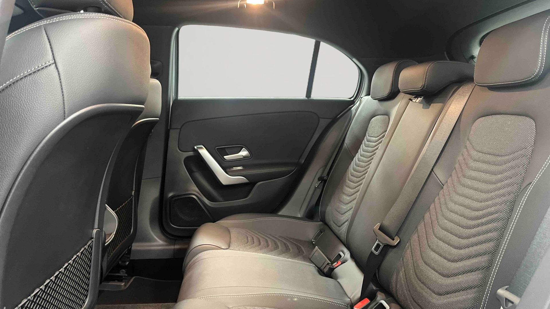 Mercedes-Benz Classe A 250 e Hybrid EQ Progressive Line — Siège arrière gauche
