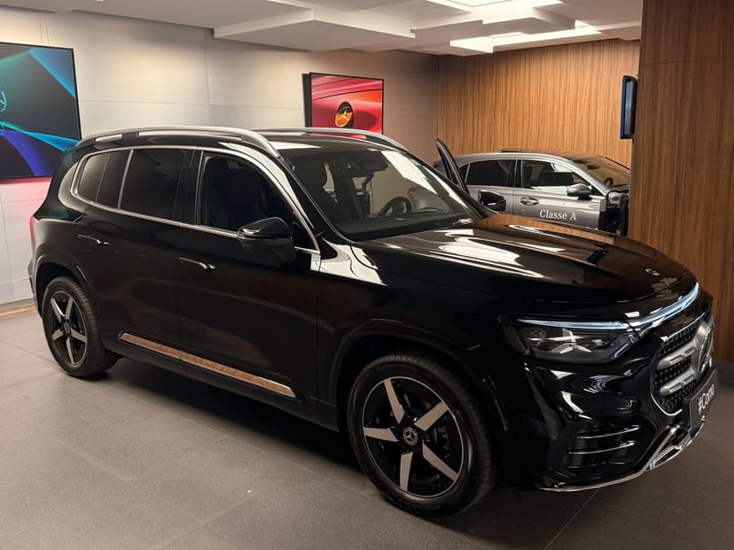 Mercedes-Benz GLB 200 AMG Line — 3/4 avant gauche