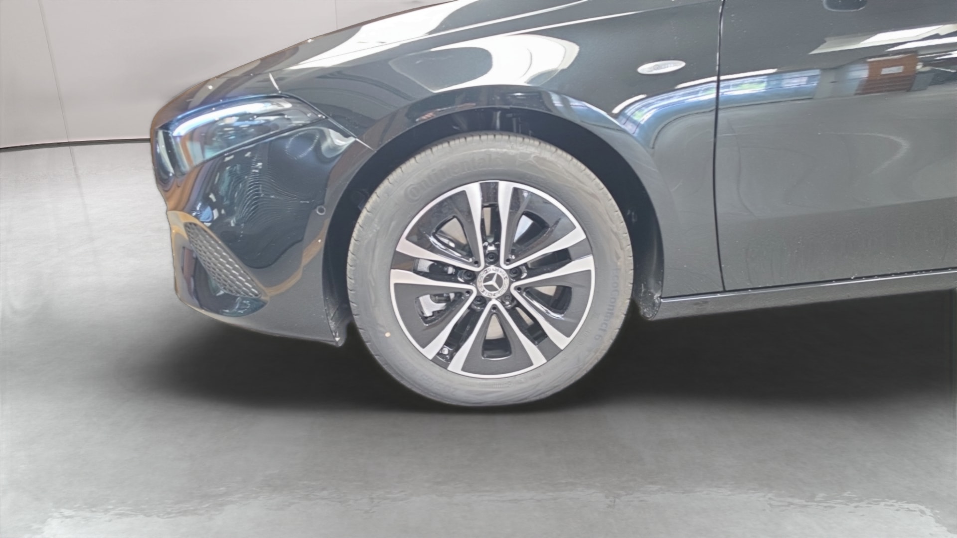 Mercedes-Benz Classe A 250 e Hybrid EQ Business Line — Pneu avant gauche