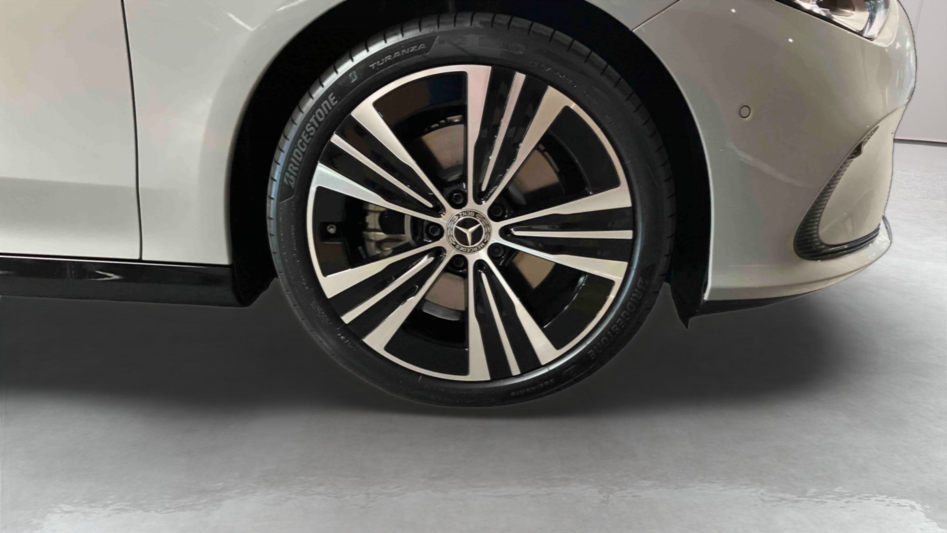 Mercedes-Benz CLA 250+ avec technologie EQ Limited Edition — Pneu avant gauche