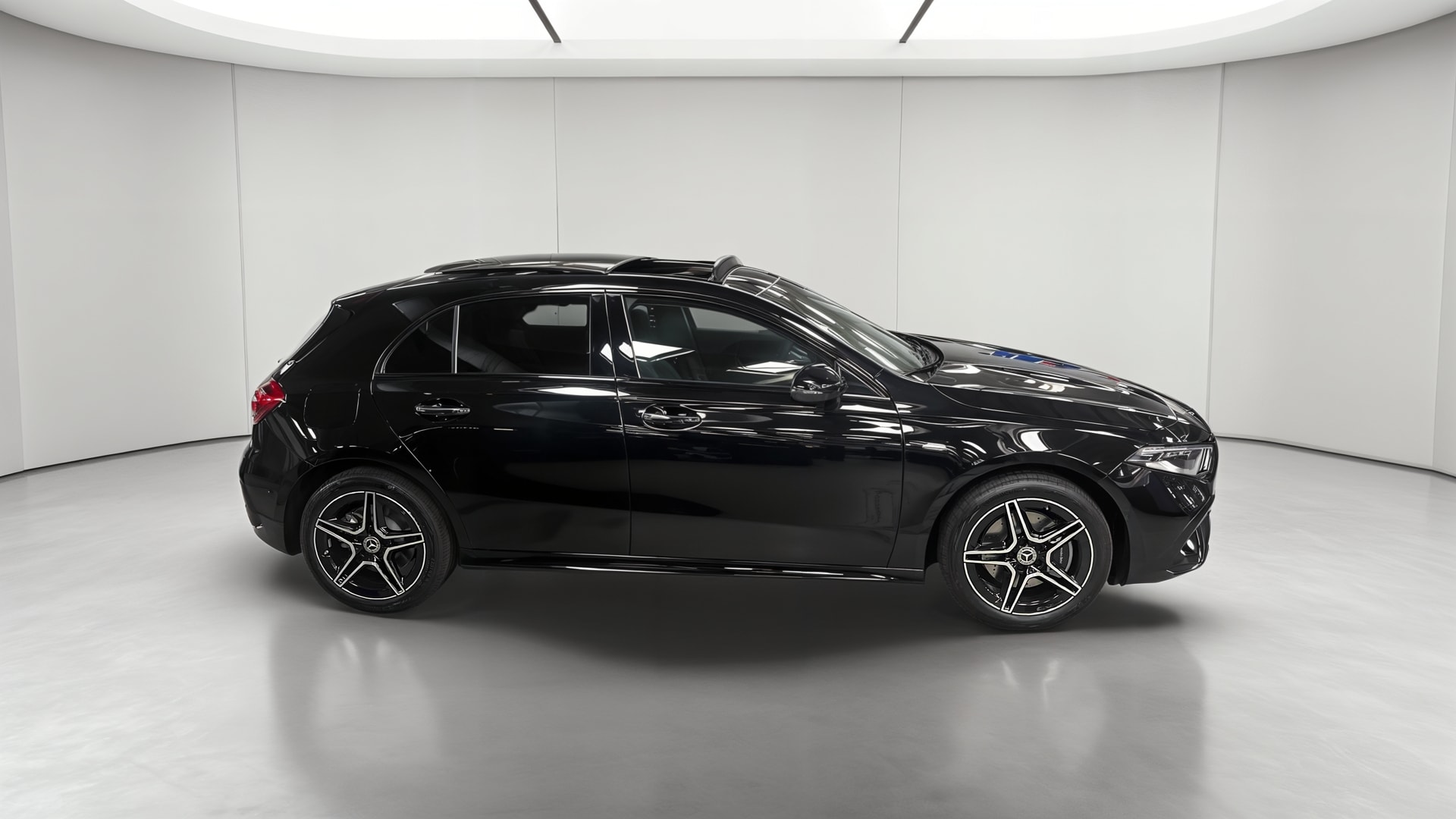 Mercedes-Benz Classe A 250 e Hybrid EQ AMG Line — Profil droit