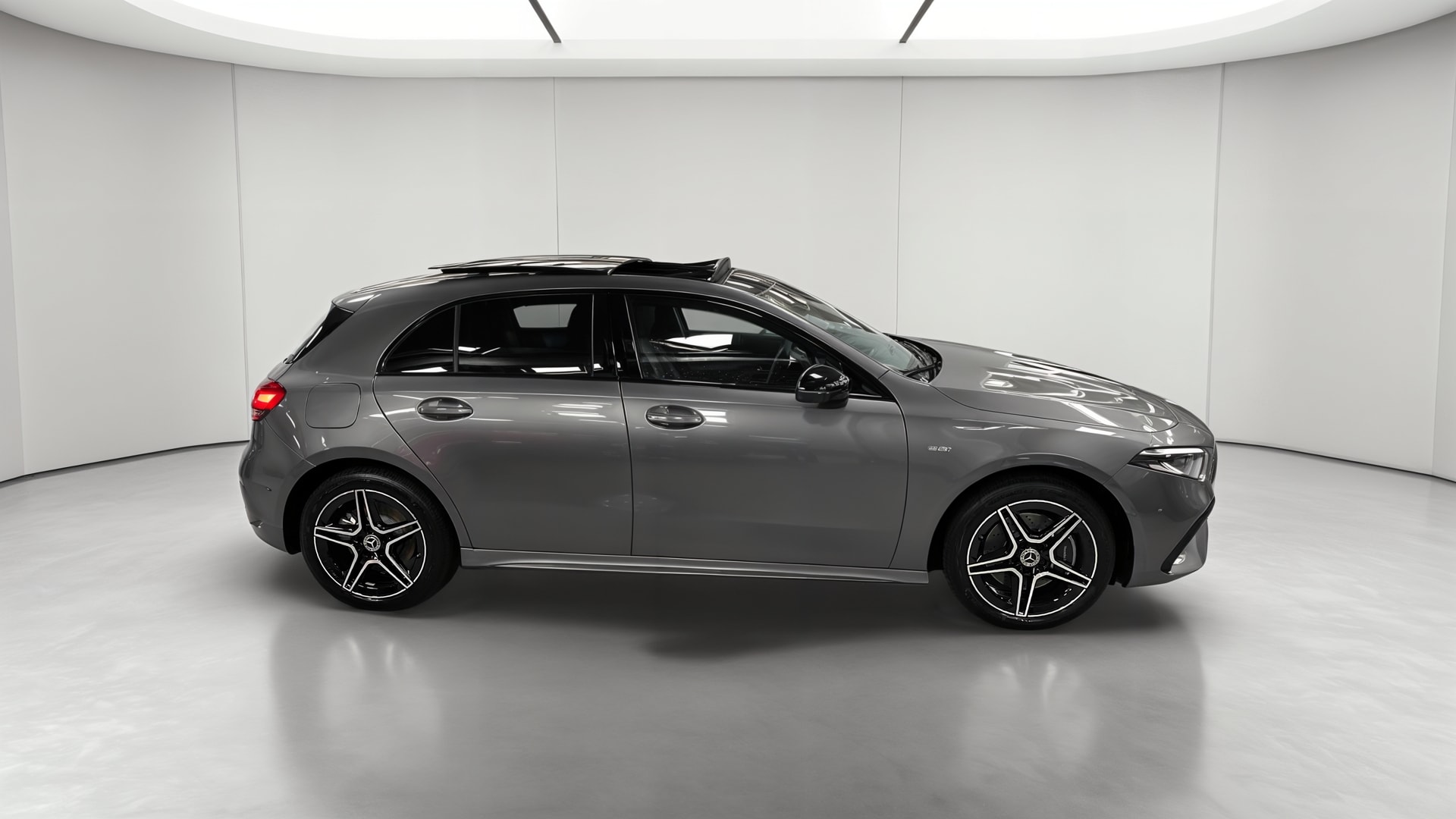 Mercedes-Benz Classe A 250 e Hybrid EQ AMG Line — Profil droit