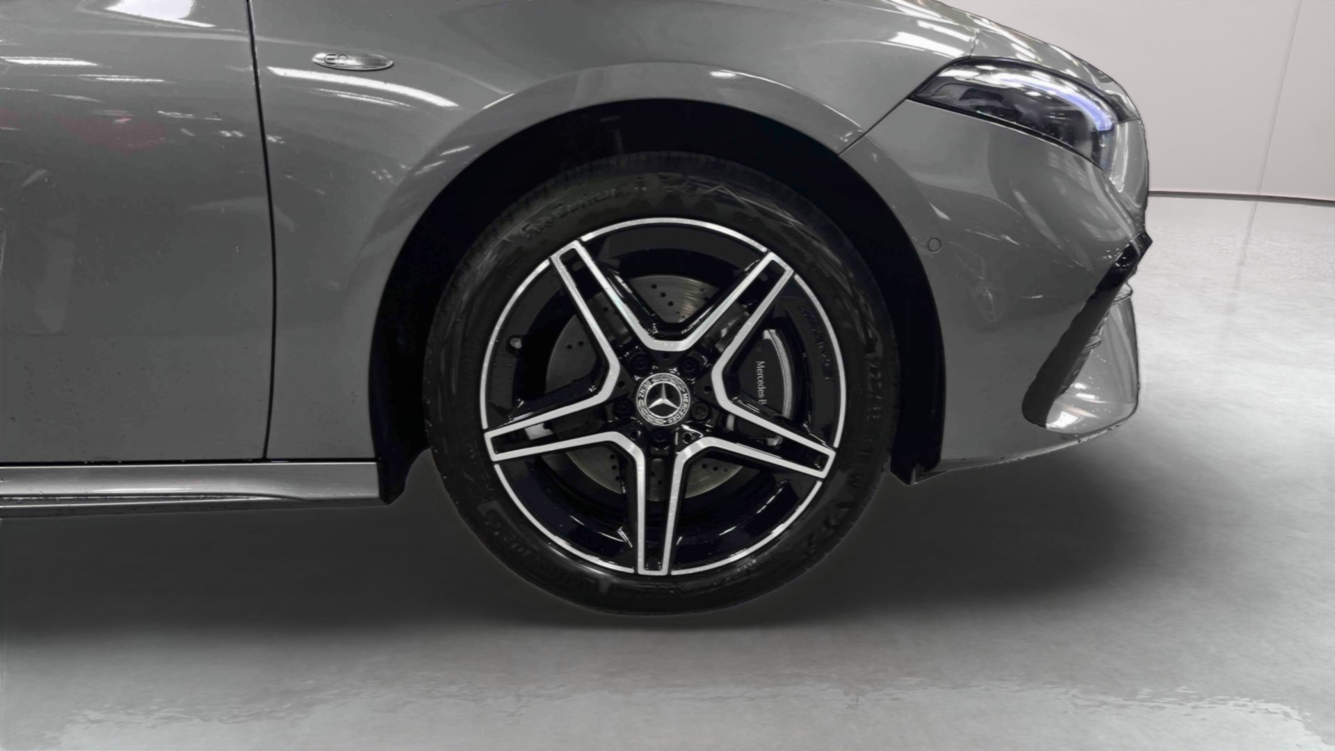 Mercedes-Benz Classe A 250 e Hybrid EQ AMG Line — Pneu avant gauche
