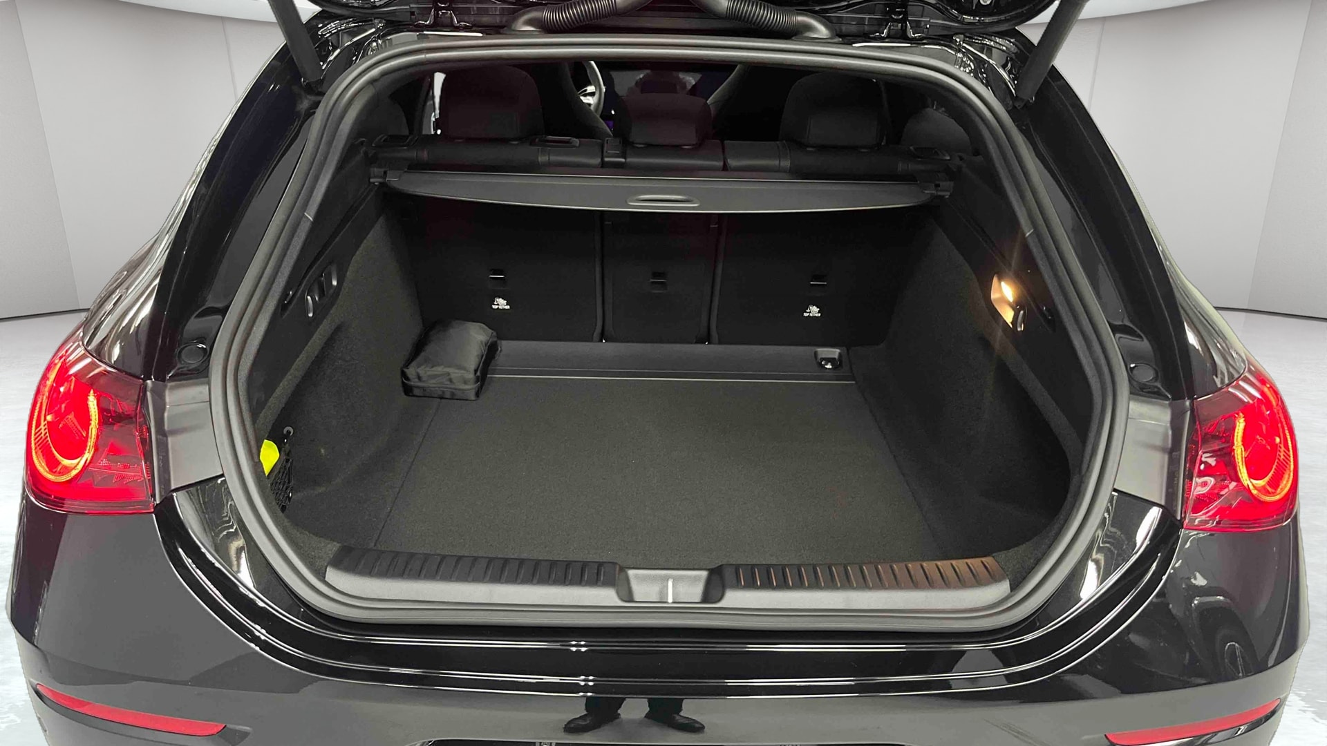Mercedes-Benz CLA 200 8F-eDCT 4MATIC AMG Line — Coffre