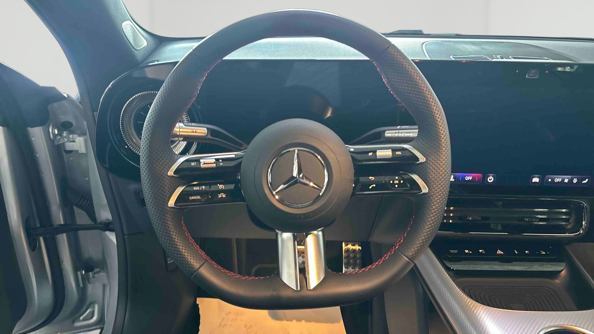 Mercedes-Benz CLA 200 8F-eDCT AMG Line — Poste de pilotage