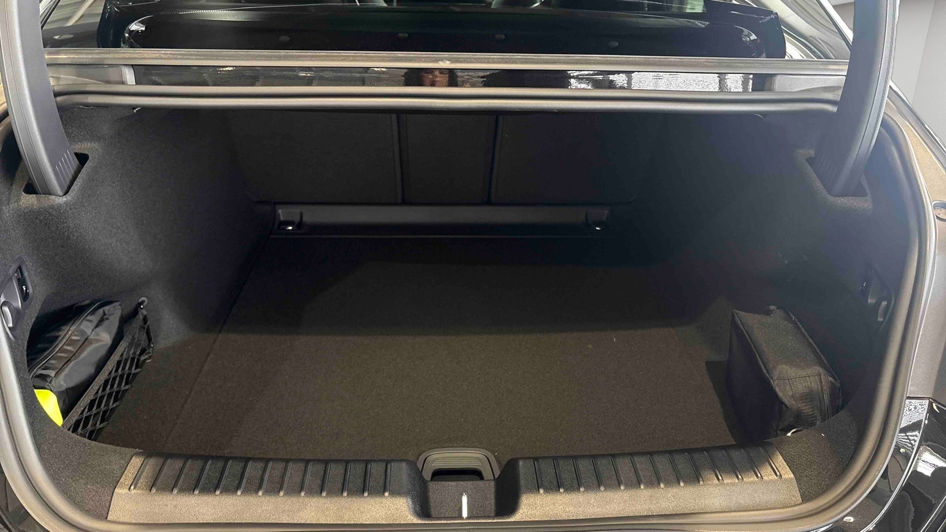 Mercedes-Benz Classe C 400 Electrique 4M AMG Line — Coffre