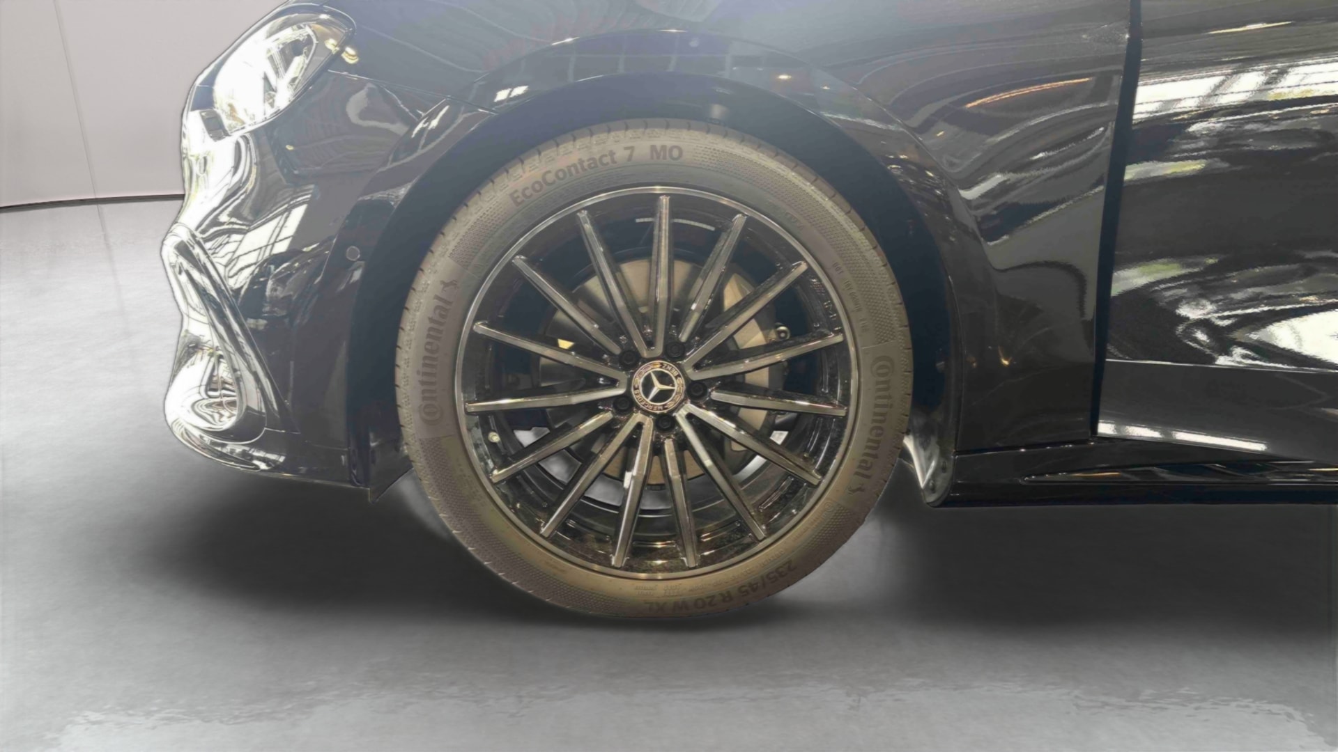 Mercedes-Benz Classe C 400 Electrique 4M AMG Line — Pneu avant gauche