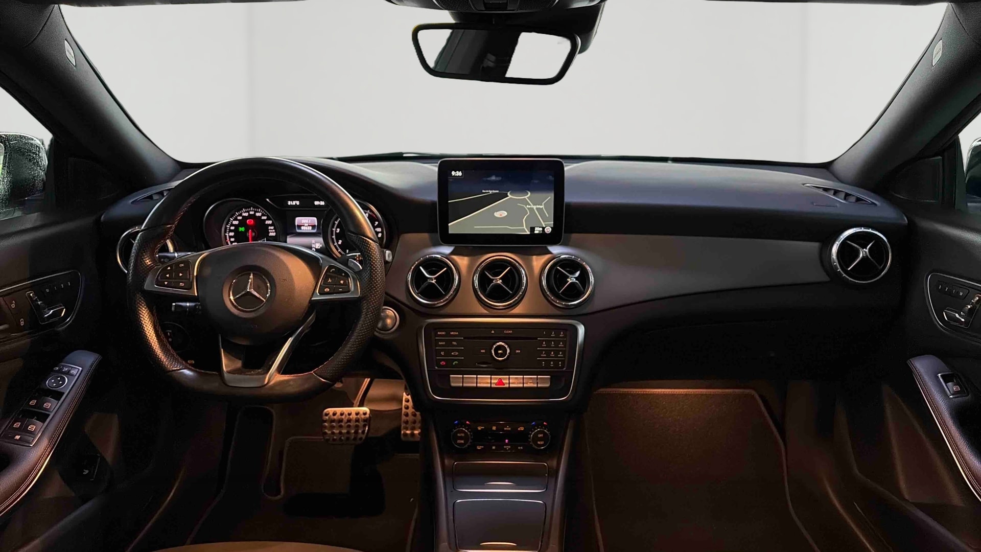 Mercedes-Benz CLA 200 7-G DCT Fascination — Planche de bord