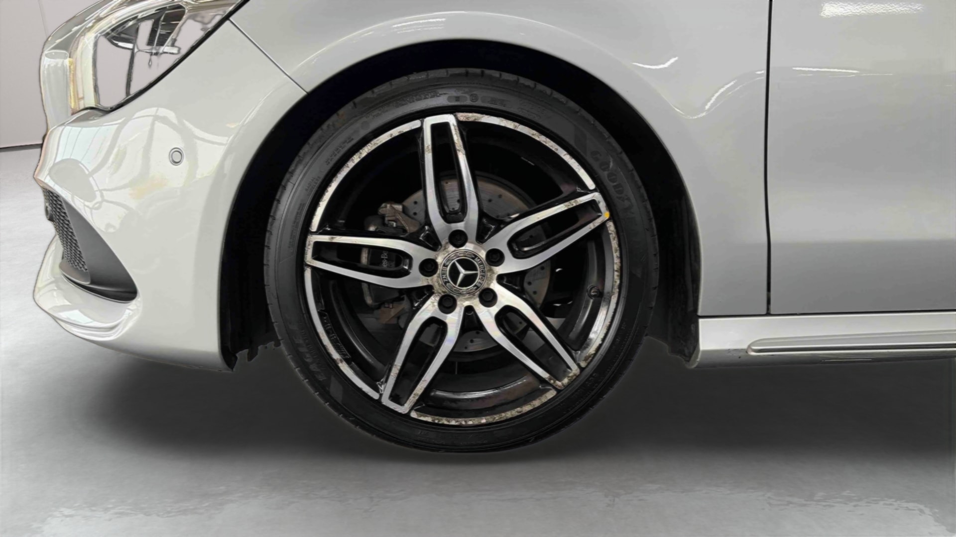 Mercedes-Benz CLA 200 7-G DCT Fascination — Pneu avant gauche