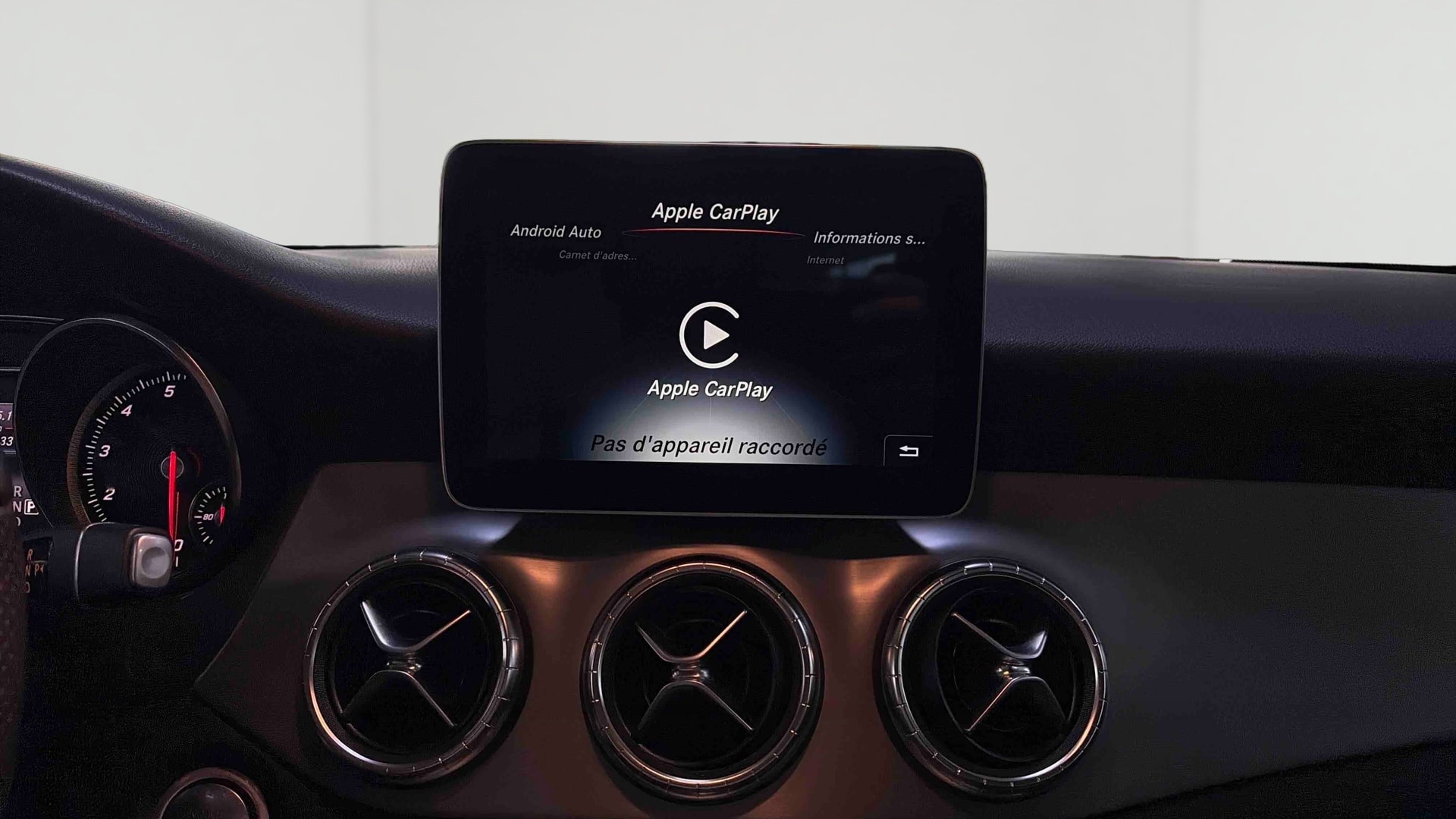 Mercedes-Benz CLA 200 7-G DCT Fascination — photo 18