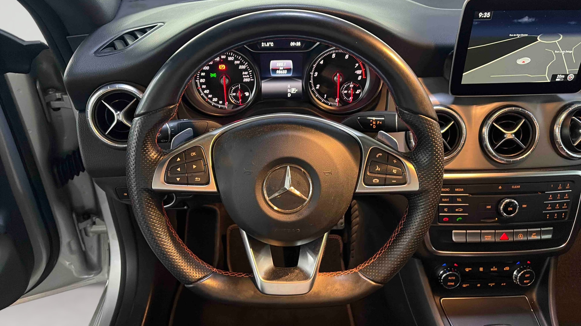 Mercedes-Benz CLA 200 7-G DCT Fascination — Poste de pilotage