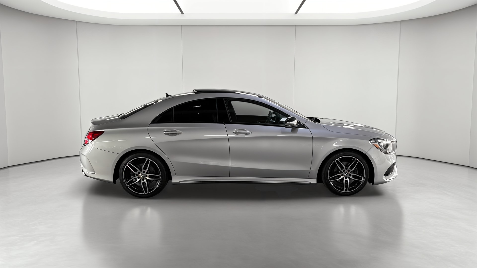 Mercedes-Benz CLA 200 7-G DCT Fascination — Profil droit
