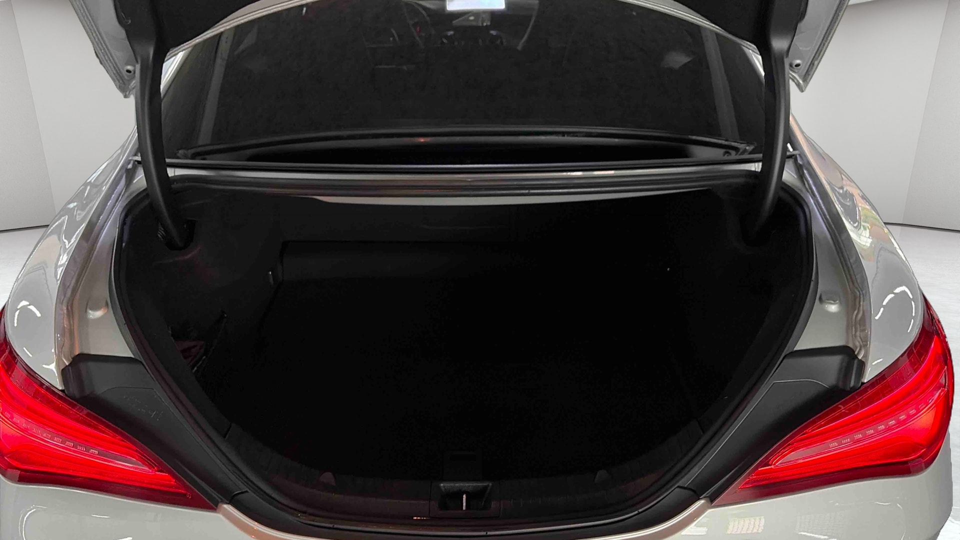 Mercedes-Benz CLA 200 7-G DCT Fascination — Coffre