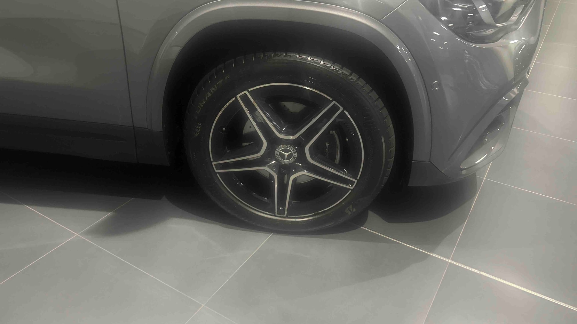 Mercedes-Benz GLA 250 e 8G-DCT AMG Line — Pneu avant gauche