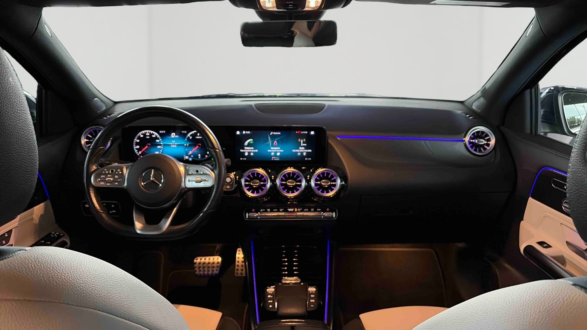 Mercedes-Benz GLA 200 d 8G-DCT AMG Line — Planche de bord